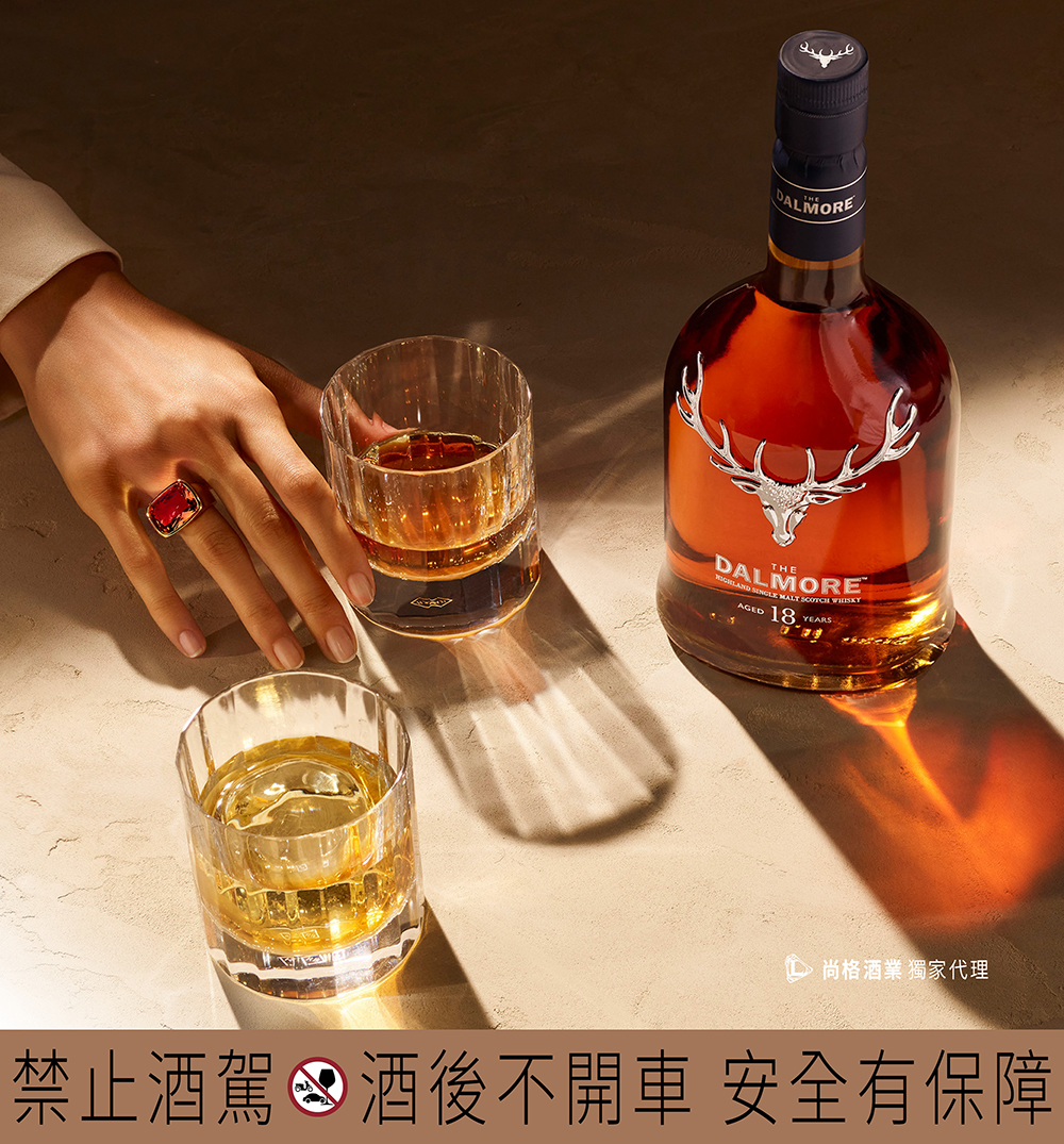 「大摩璀璨18年-2024 Edition -」,是由時間淬煉的經典、工藝刻劃的巨作。經過18年的陳釀勾勒出令人著迷的香草、柑橘巧克力與奶油太妃糖風味,忠實且完美的呈現大摩的皇家傳承風味。