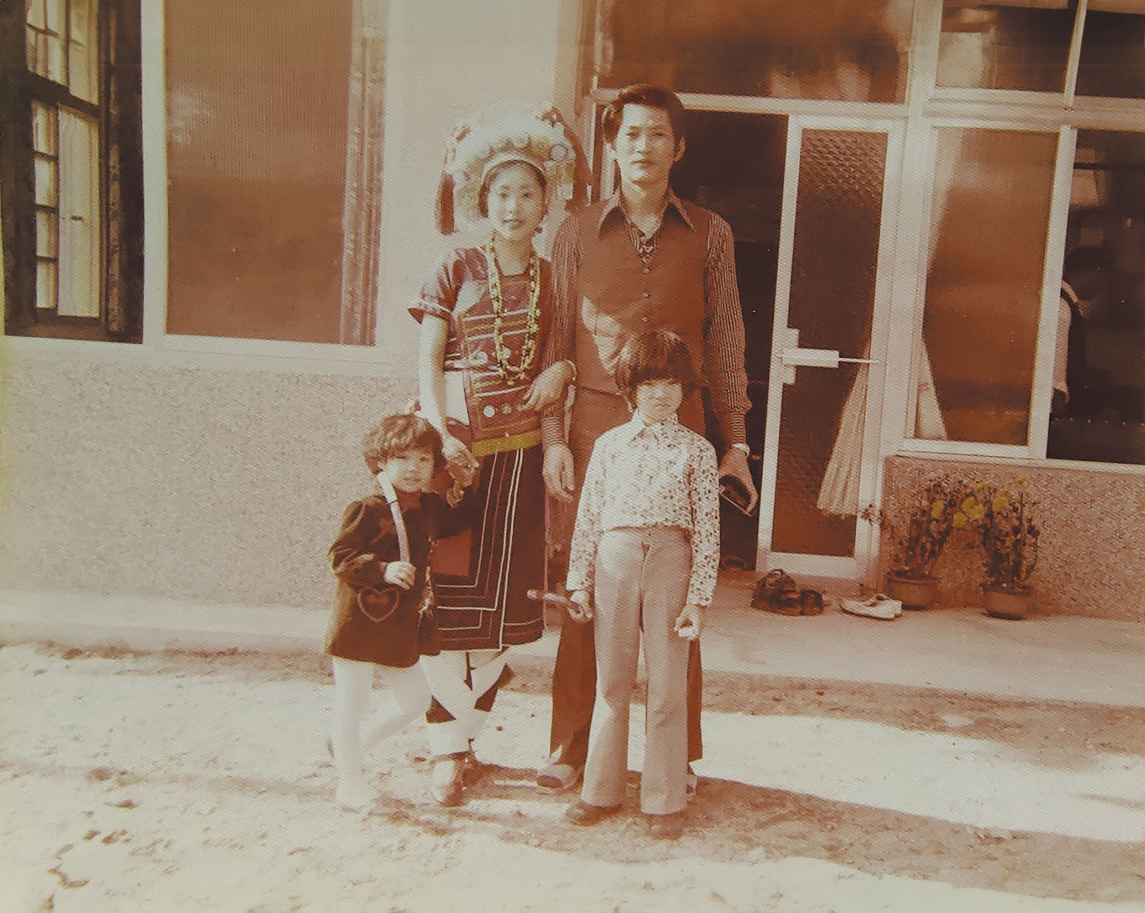 Nakao（左一）小時候與父母、哥哥在太巴塱部落舊家，是難得的全家福照片。（Nakao提供）