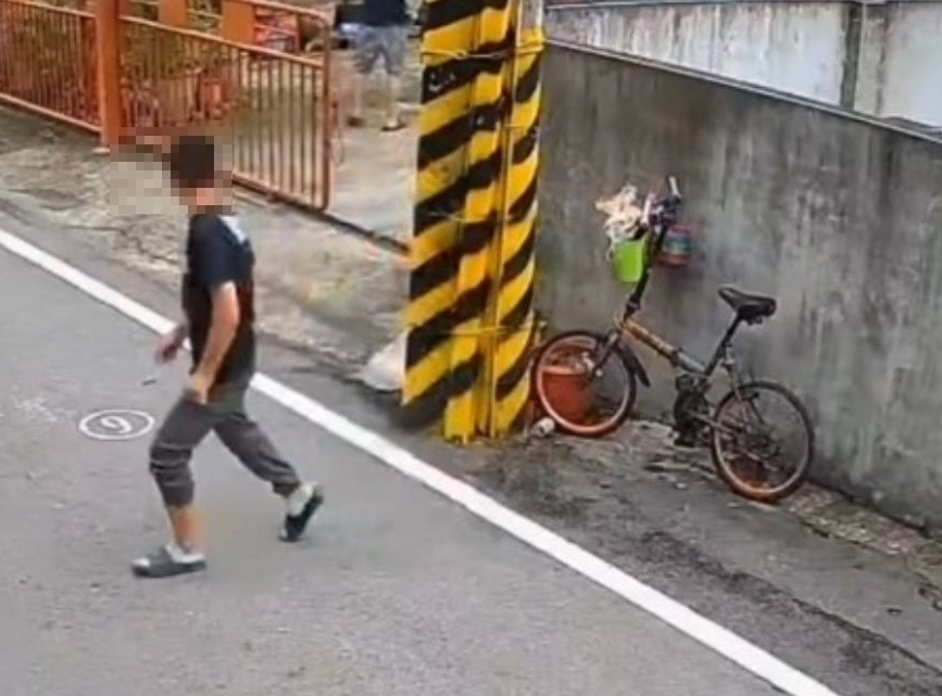 雲林虎尾一名男子闖入民宅對機車安全帽或鞋子自慰，警方表示已在巡邏時成功攔截逮人。（翻攝自臉書「虎尾人(讚)出來」）