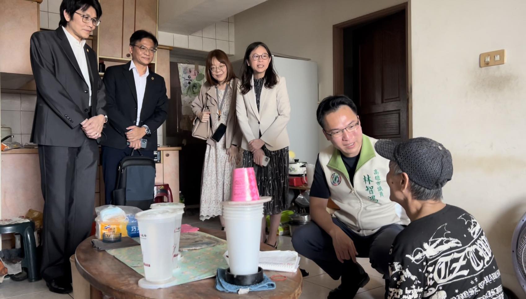 高雄市議員林智鴻曾與當地里長拜訪並協助身障的李姓男子爭取到電動輪椅，但他似乎仍以自己的方式外出。（翻攝自林智鴻臉書）