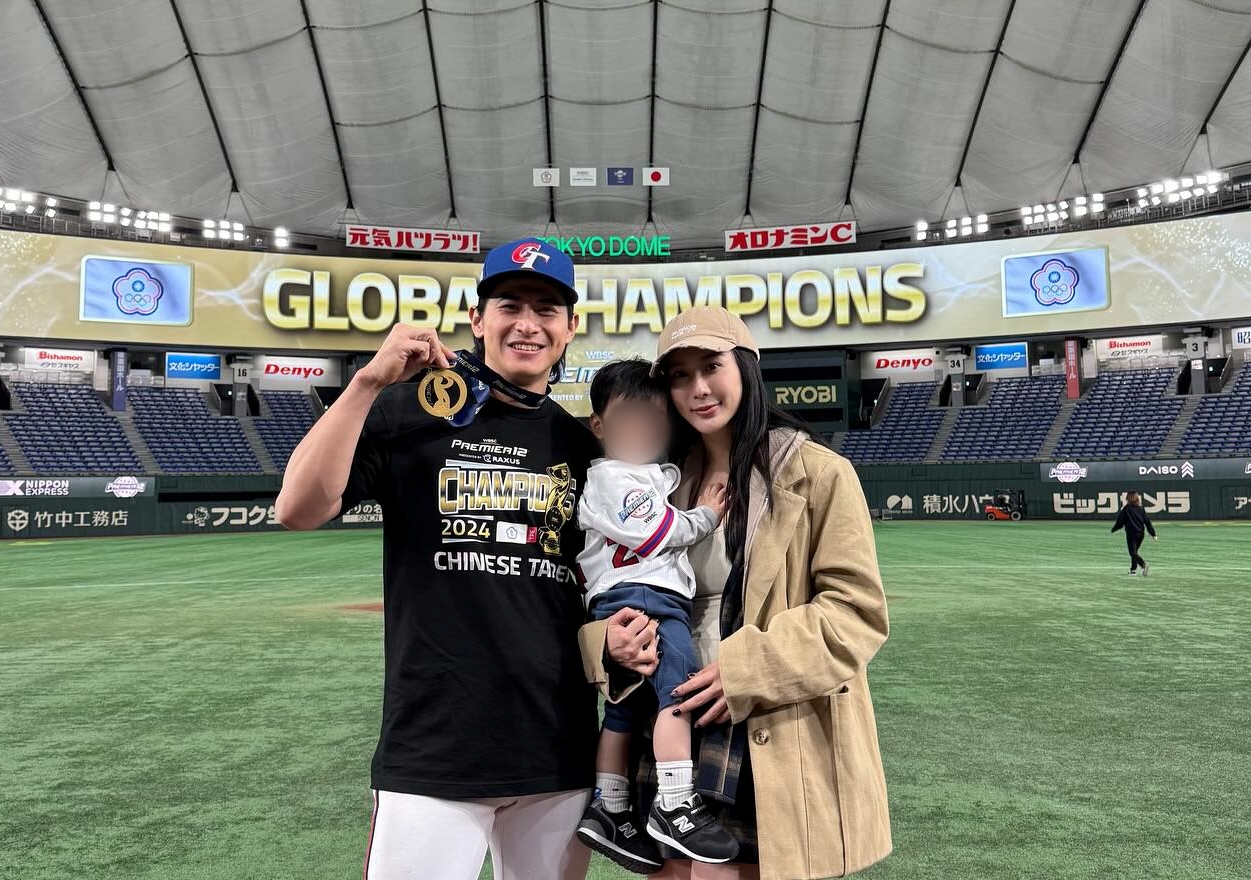 統一獅外野手陳傑憲（左）與老婆綺綺（右）相當恩愛。（翻攝陳傑憲臉書）