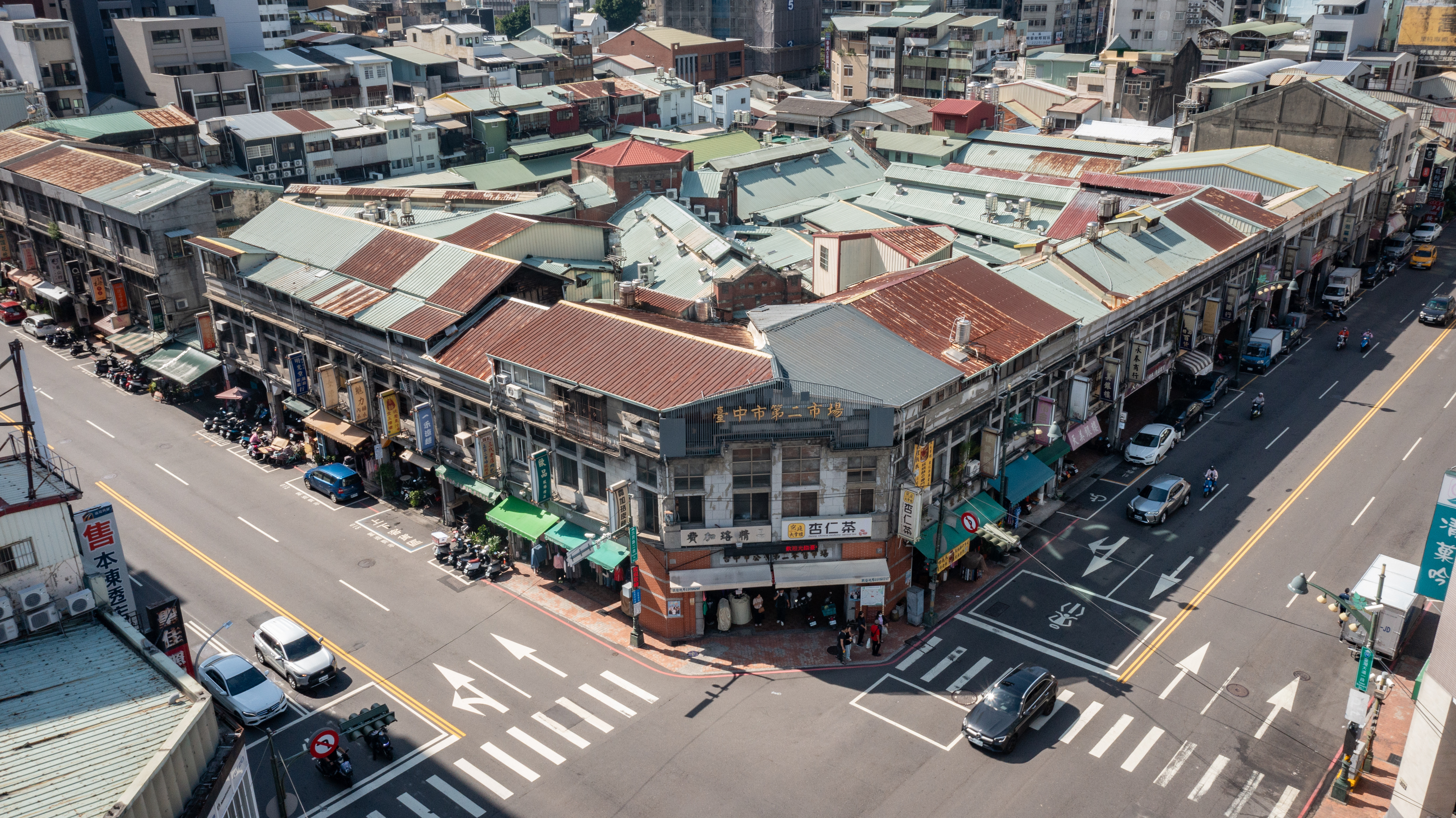 從空中俯瞰台中第二市場全貌，可見其建築分布與規模之龐大。