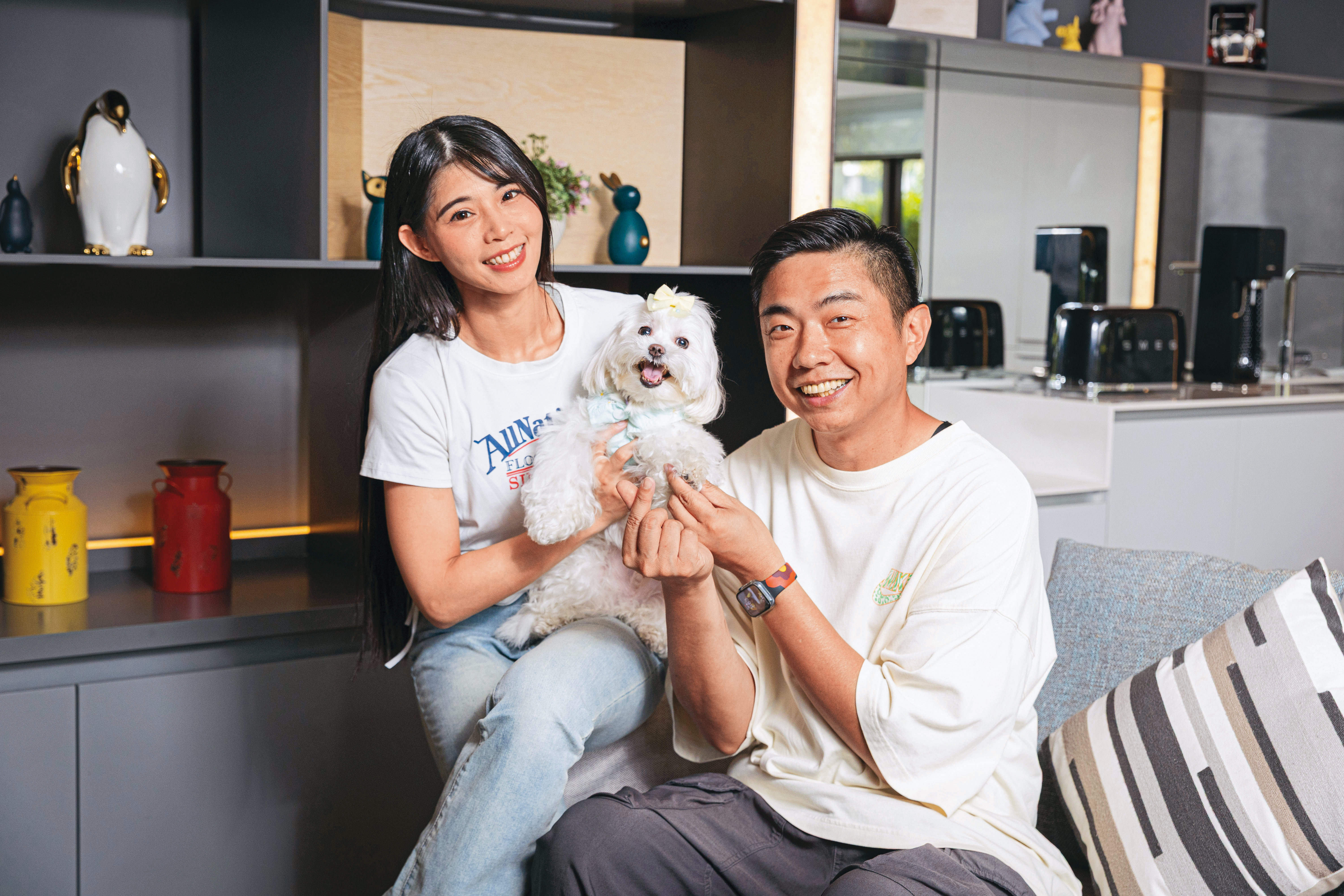 熊爸（右）來到陸筱晴（左）家，看到她跟愛犬杯麵的相處，真心覺得一人一狗都很幸福。