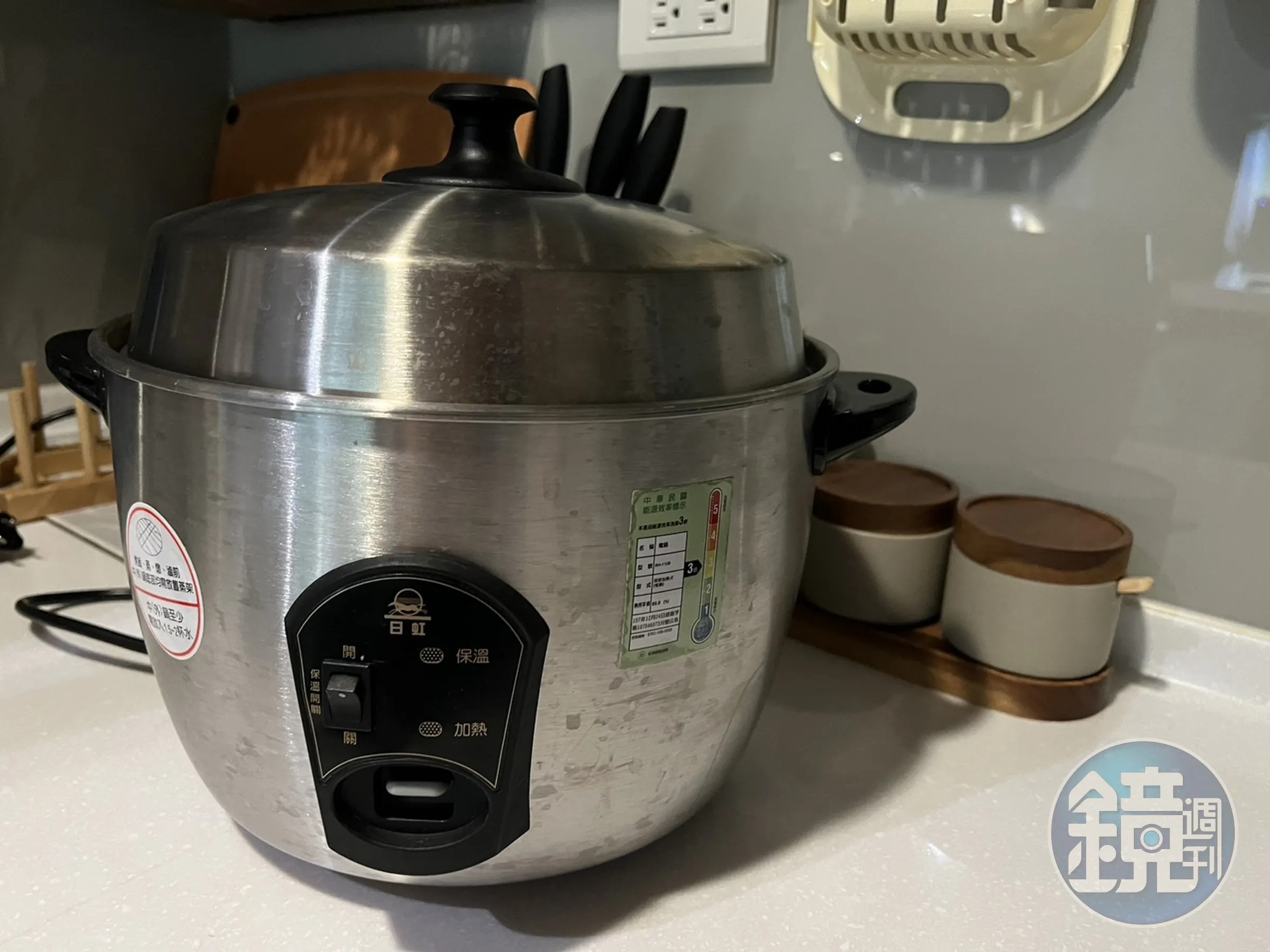 電鍋內部若積了厚厚黃垢，或有焦黑跡象，達人建議不用費力刷，使用檸檬酸加水煮沸先浸泡，就能輕輕鬆鬆用海棉清潔乾淨，圖為示意圖。（本刊資料室）