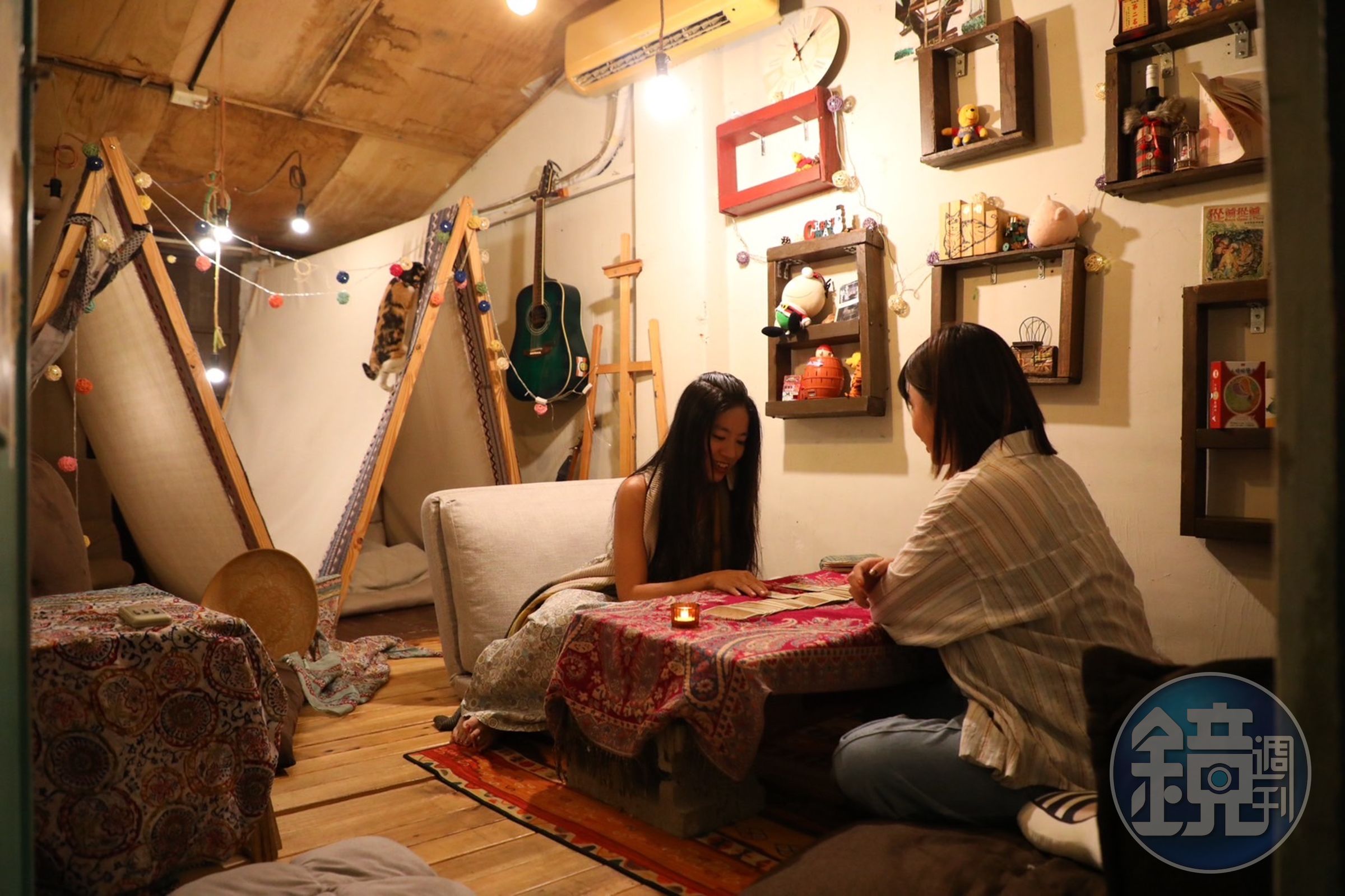 坐在「飛行樹屋咖啡」裡，繽紛率性的氛圍與布置彷彿置身吉普賽人的帳篷裡。