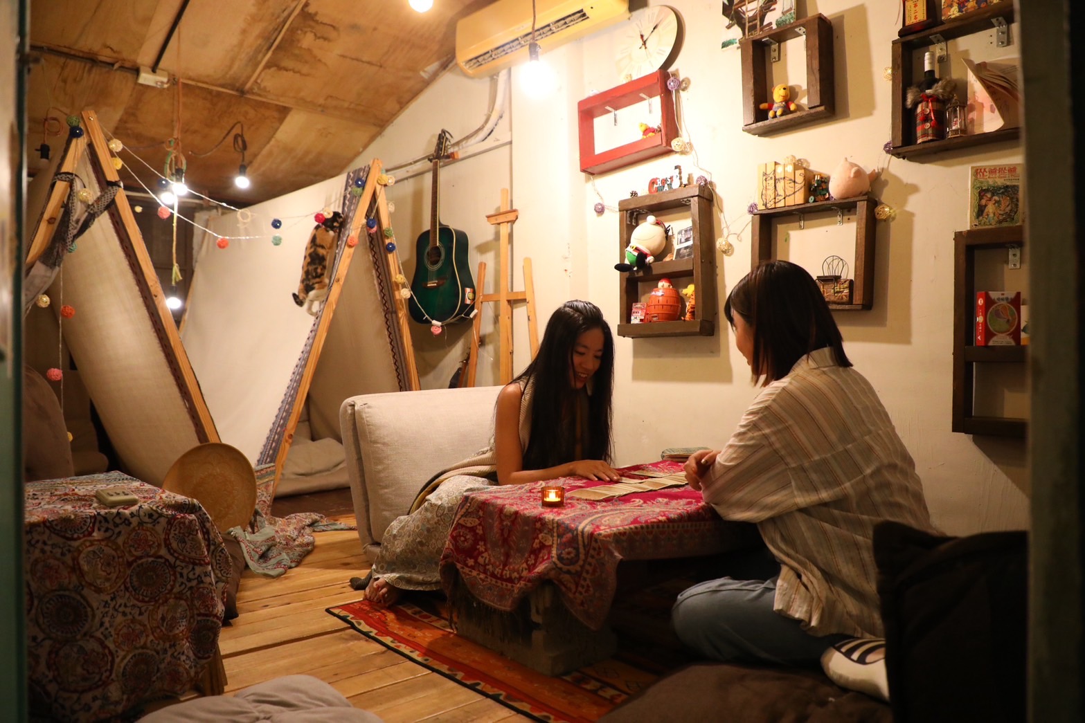 坐在「飛行樹屋咖啡」裡，繽紛率性的氛圍與布置彷彿置身吉普賽人的帳篷裡。