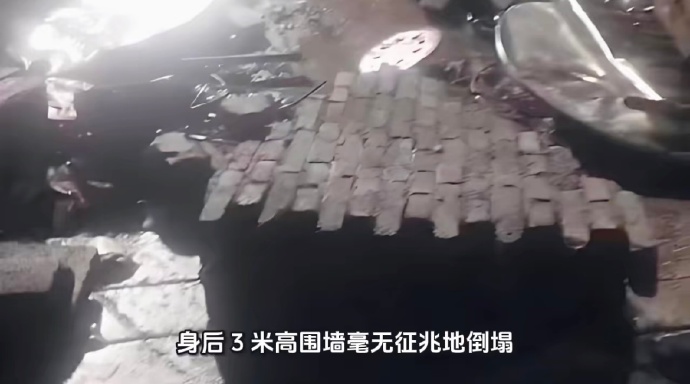 中國葬禮辦一半「圍牆倒塌」6人身亡。（翻攝自微博）