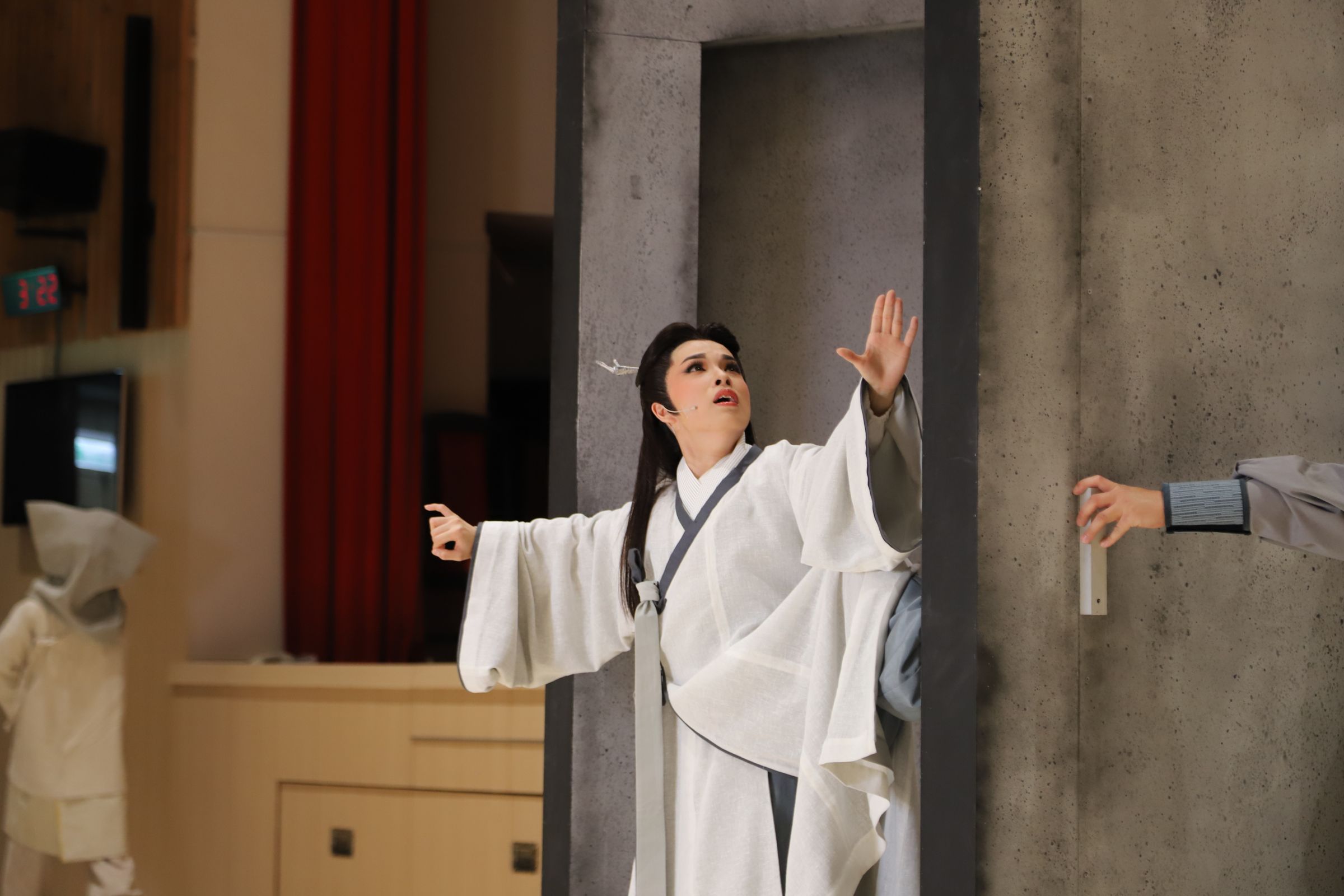 唐美雲歌仔戲團將歌仔戲帶進法務部,現場演出《冒壁鬼》扣人心弦的精采預演片段。(法務部法制司提供)