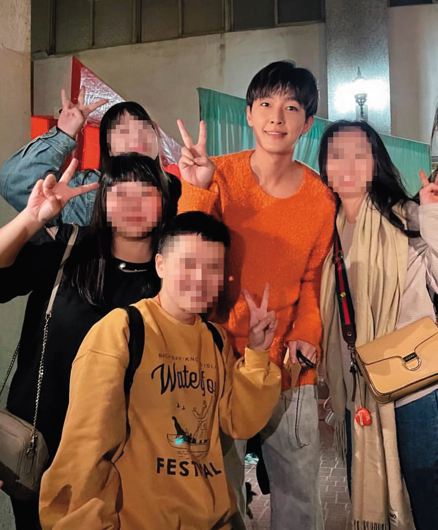 炎亞綸（右二）沉寂7個月後，首度公開登台表演，受到粉絲簇擁。（翻攝自炎亞綸IG）