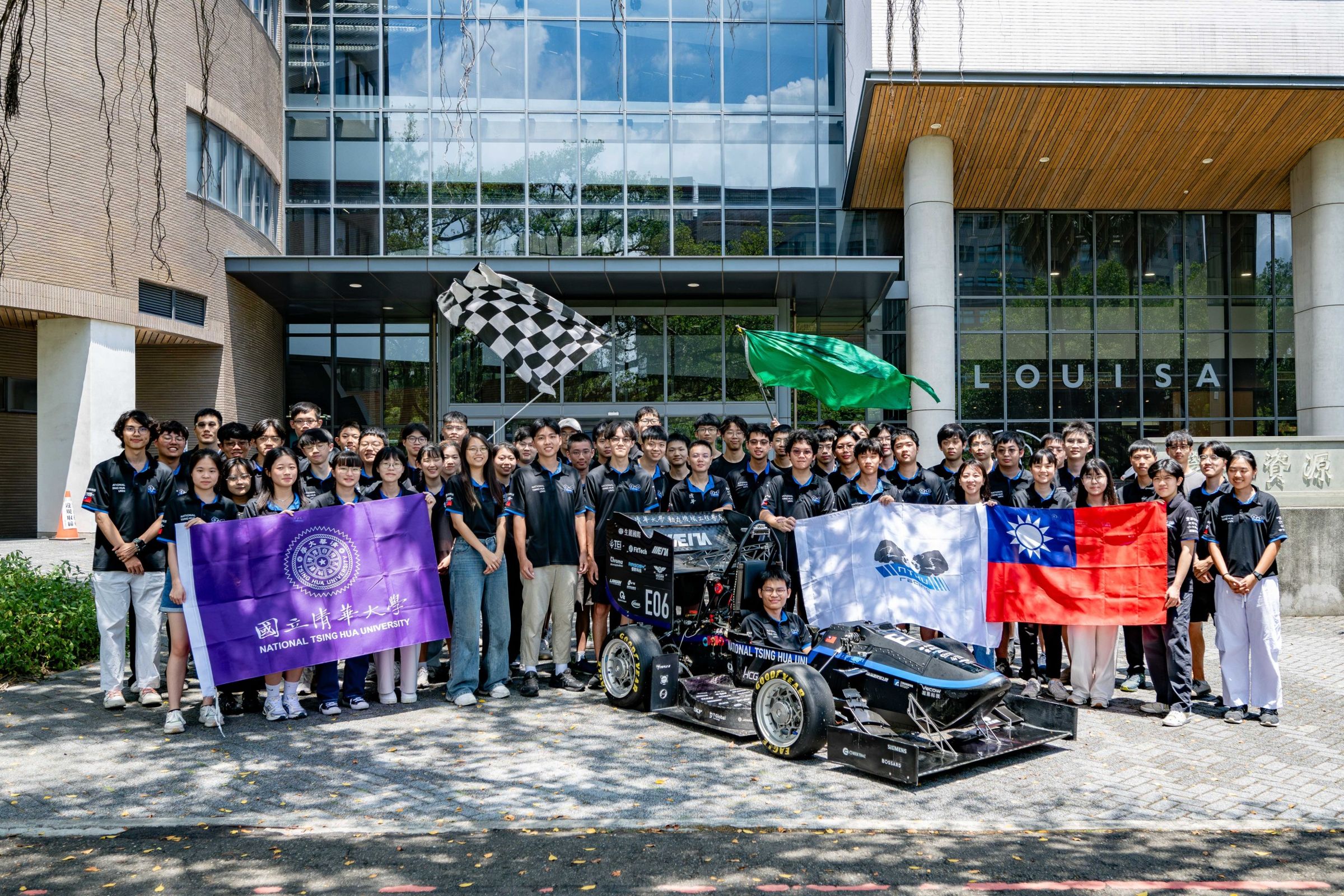 清大賽車工廠舉辦技術發表會,展示碳纖輪框、車殼及第八代賽車。(清華大學提供)