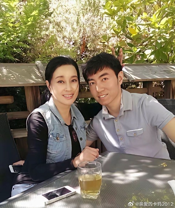 劉曉慶至今膝下無兒無女,但她拉拔外甥長大,還送她去澳洲留學,沒想到惡毒造謠她死亡的就是這個外甥。(微博圖片)