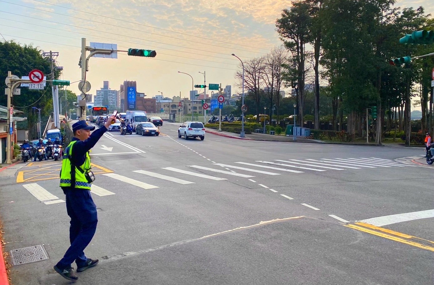 為期102天的陽明山花季今將展開，轄區警方在容易壅塞路段實施交通管制。（翻攝畫面）