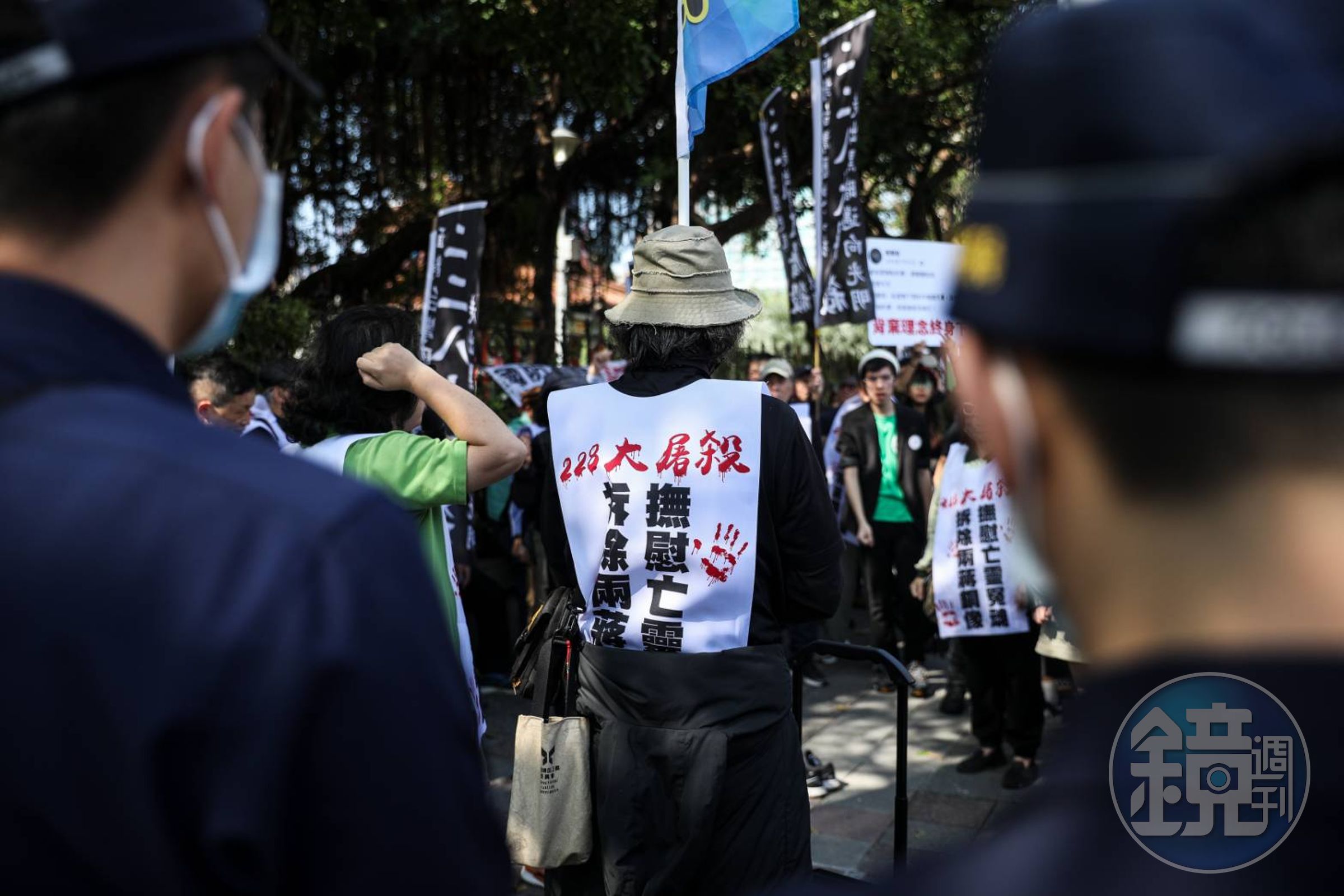 除了場外的混亂,場內民眾情緒也十分激動,看見馬英九、蔣萬安現身,家屬怒喊「加害者滾出去!」