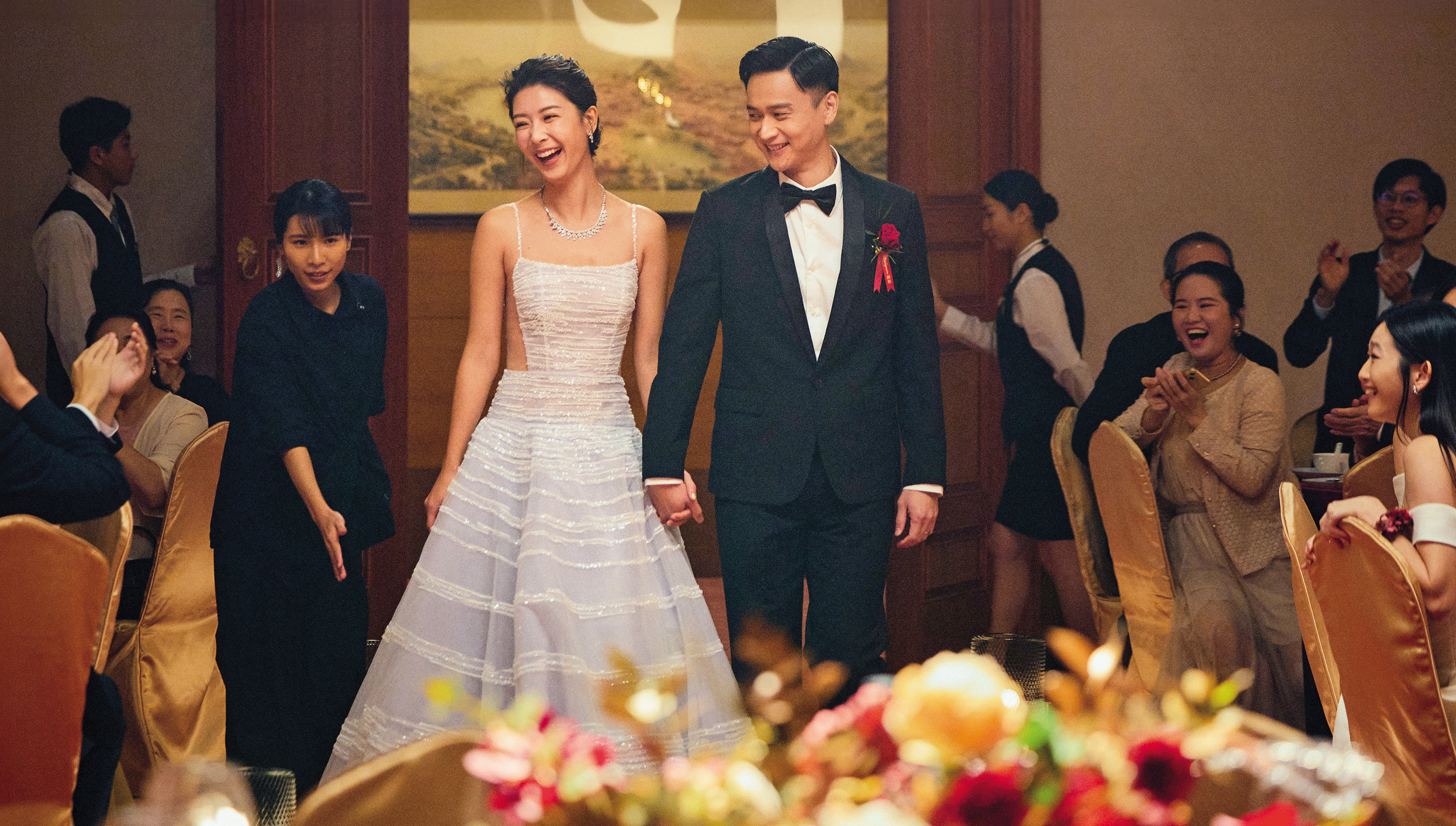 《雙囍》描述劉冠廷（右）和余香凝（左）飾演的新人，在一天內舉辦兩場婚禮的荒謬情節。（水花電影提供）