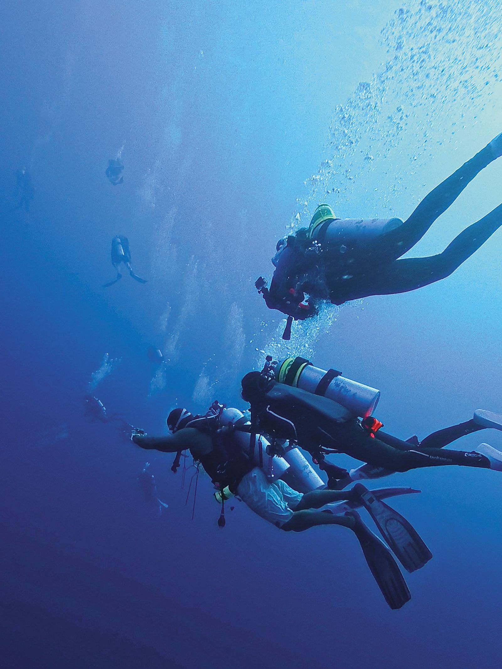 潘慧如（中）日前在馬爾地夫首度深潛到水下35公尺，突發呼吸困難的恐慌症狀，趕緊上前拉住潛導員。（球狀星團娛樂公司提供）