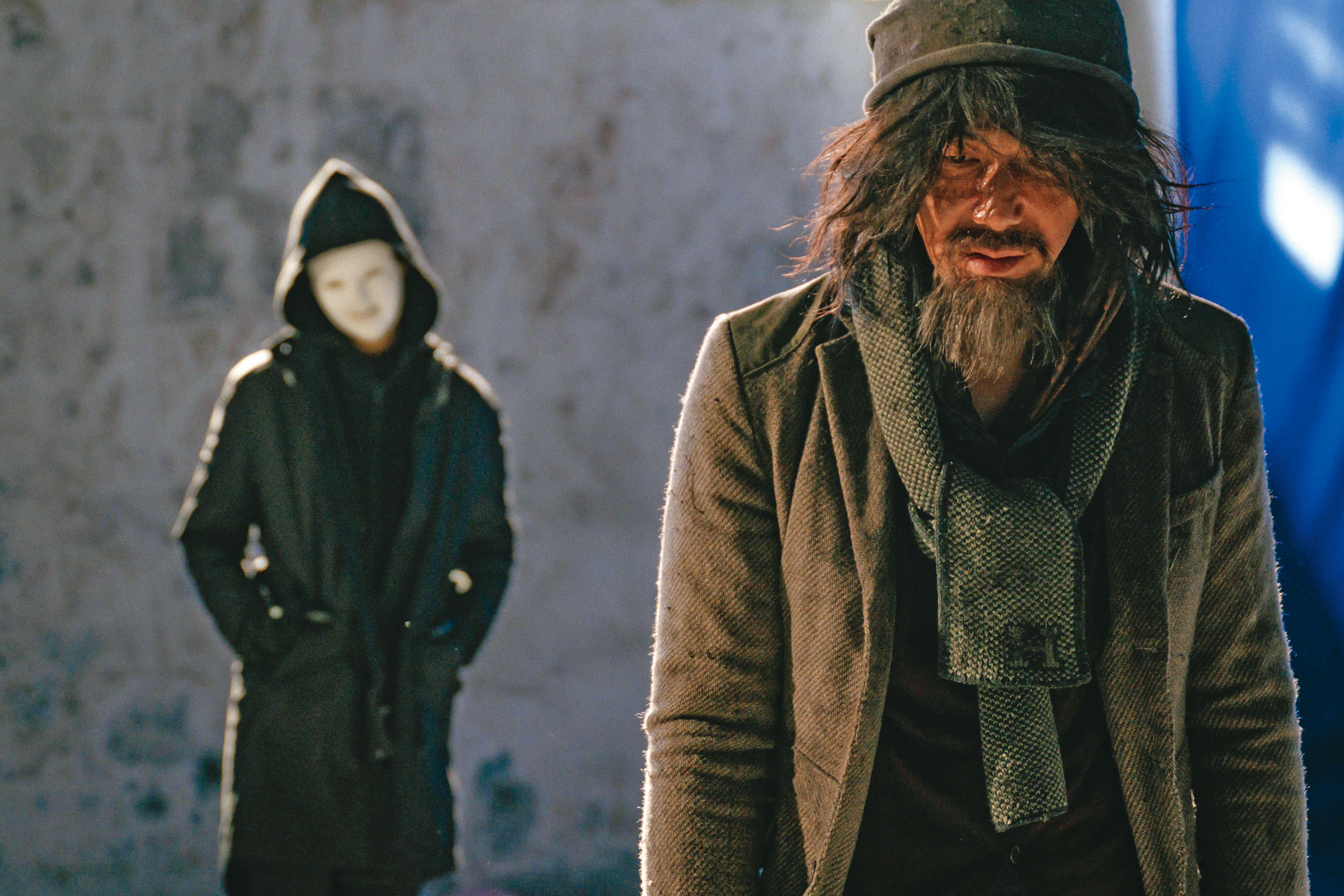 李李仁（右）在〈黑白盒子〉飾演流浪漢，因神祕角色出現而一夕翻身。 （LINE台灣提供）