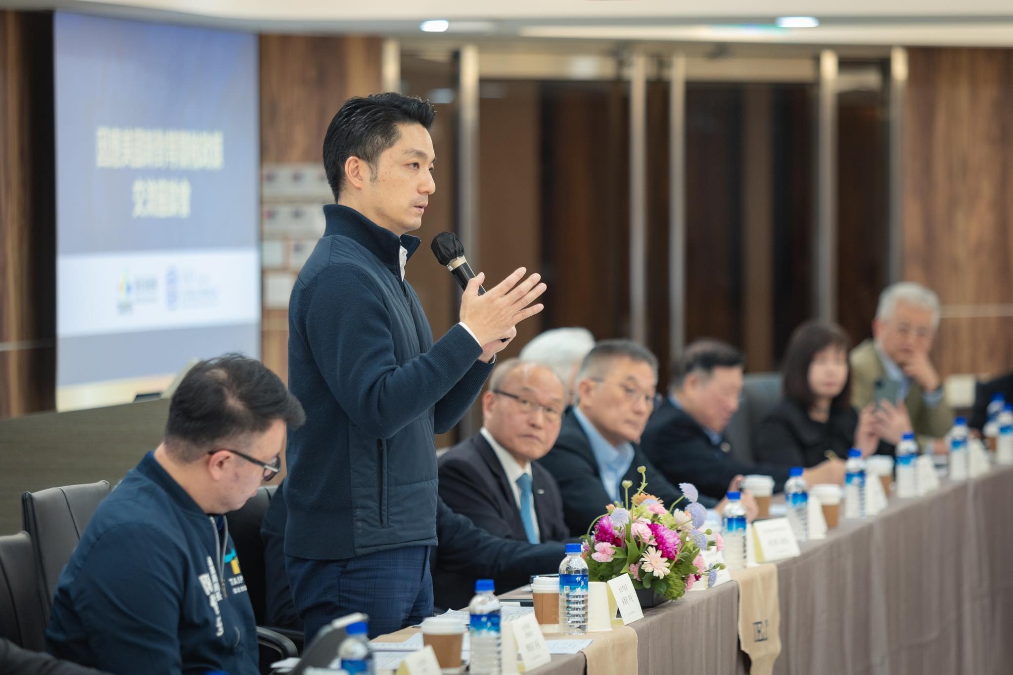 蔣萬安今上午受訪強調，世壯運組織委員會已明確說明，觀眾席可攜帶國旗為選手加油，並未設限。（翻攝自蔣萬安臉書）