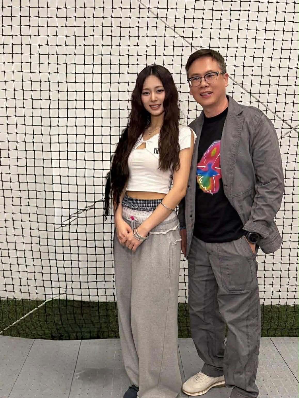 賈永婕曬周子瑜合照，老公被抓包「把她P掉」。（翻攝自賈永婕臉書）