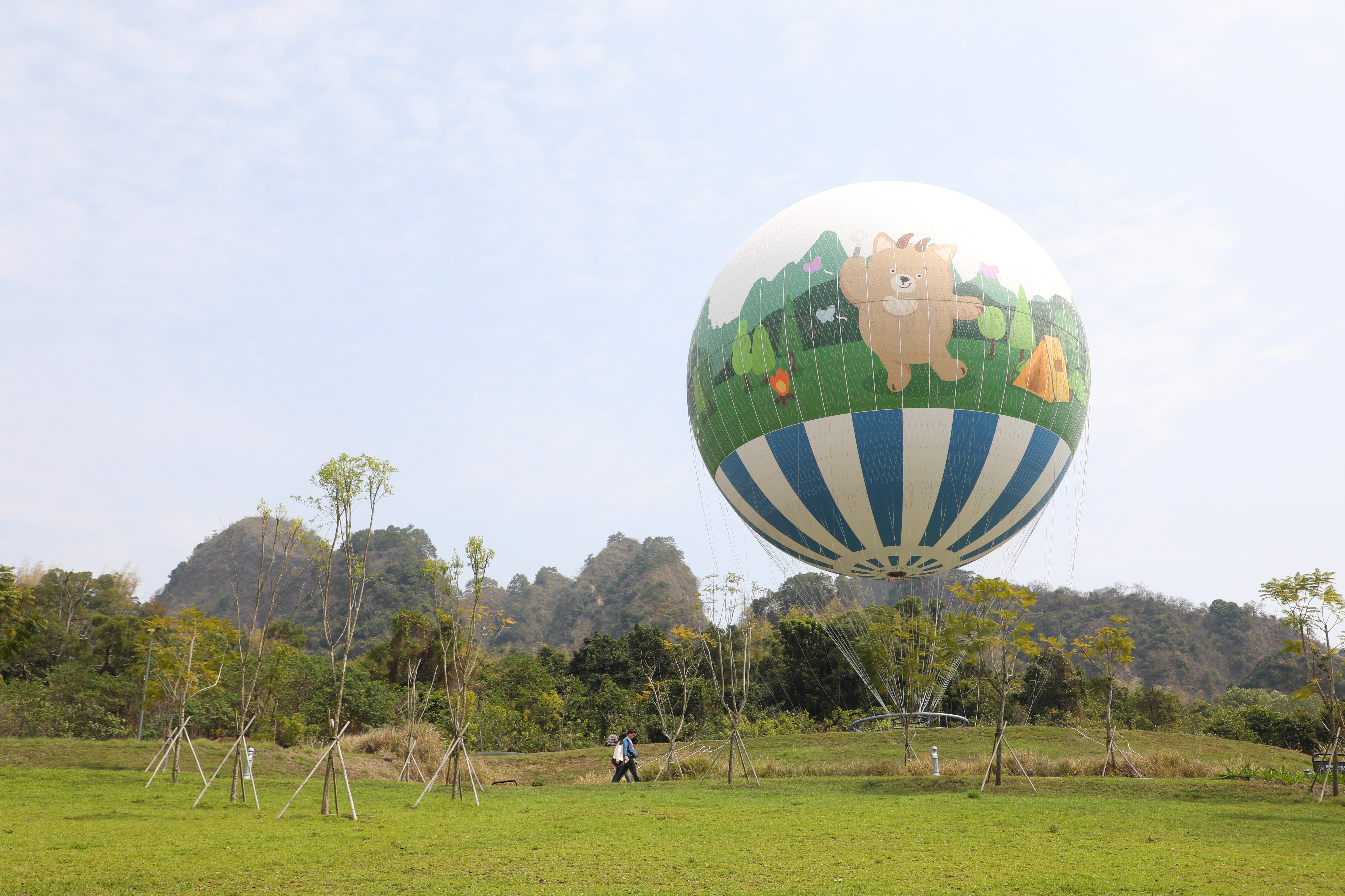 「薰衣草森林南投九九峰園區」最大亮點為法國原廠Aerophile研發製造的最新型繫留式觀光氦氣球。