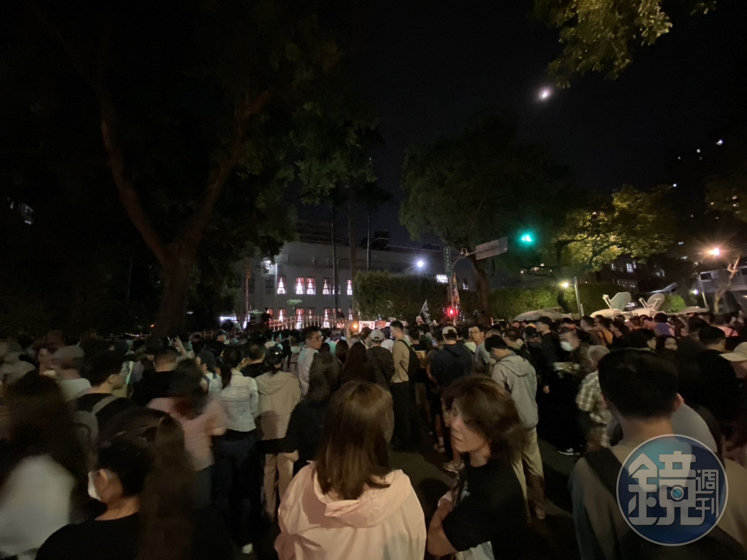 不滿藍白在立院強渡關山的民眾快速集結,北市警局緊調警力支援。