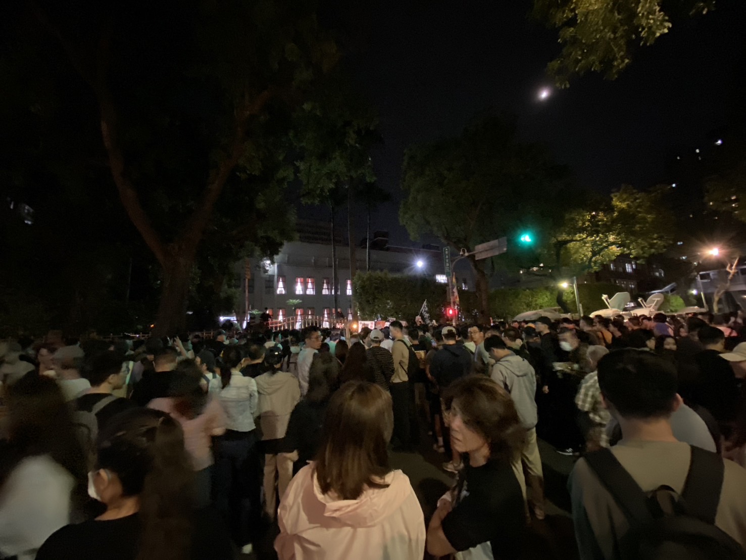 不滿藍白在立院強渡關山的民眾快速集結，北市警局緊調警力支援。