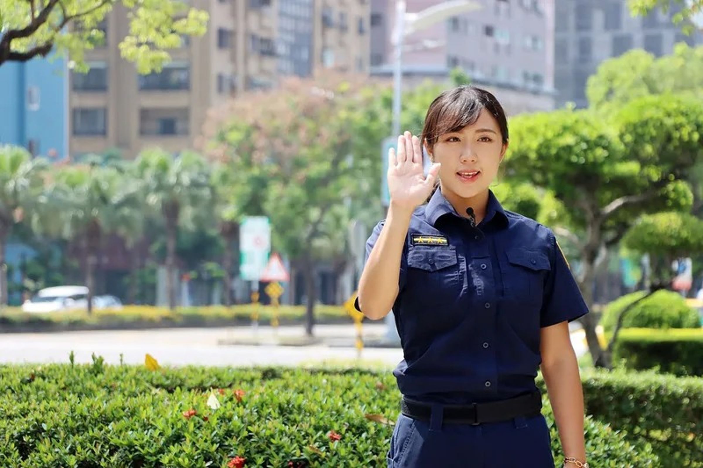 網紅「飛天小女警」蔡玉貝曾替市警局拍攝交安宣導短片,外型吸引網友關注。(高雄市新聞局提供)