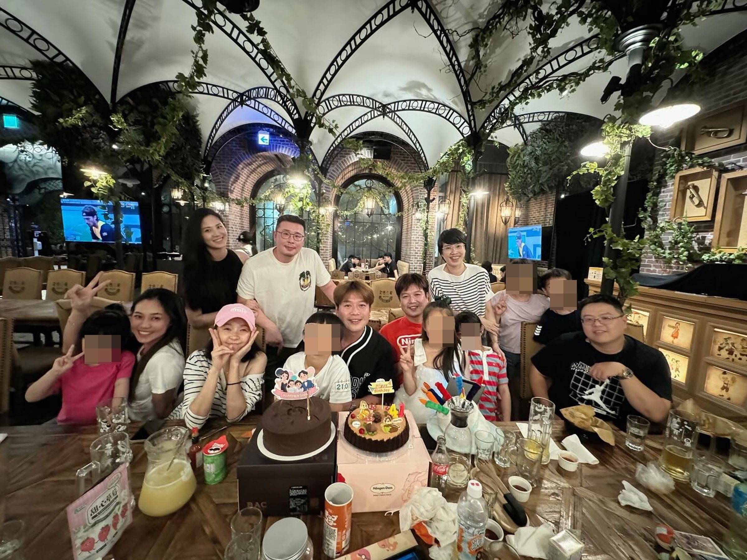 李易在親朋好友的圍繞下,度過41歲生日。(翻攝李易臉書)