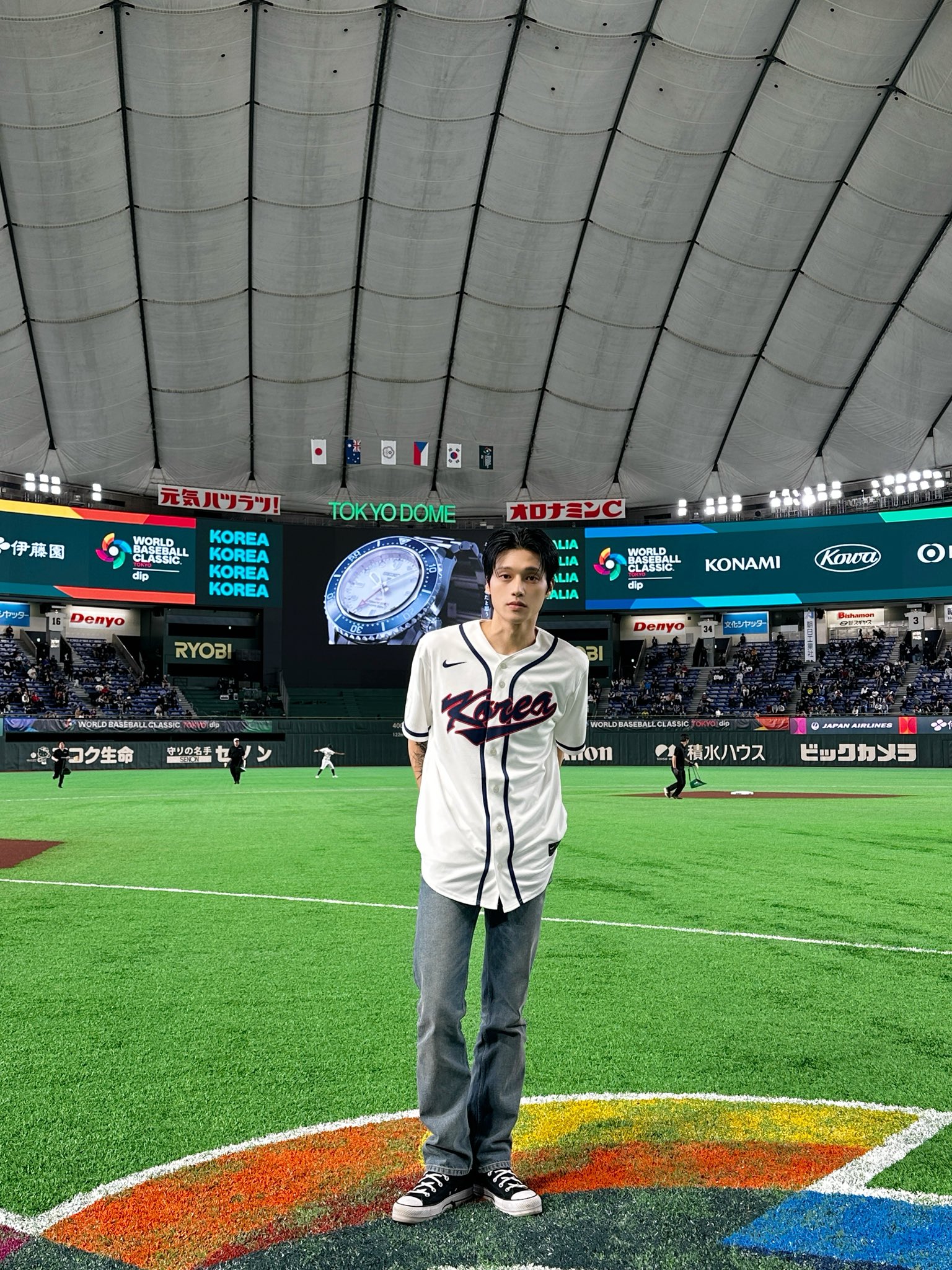 ATEEZ成員鄭友榮為韓澳大戰開球。（翻攝MLB Korea X）