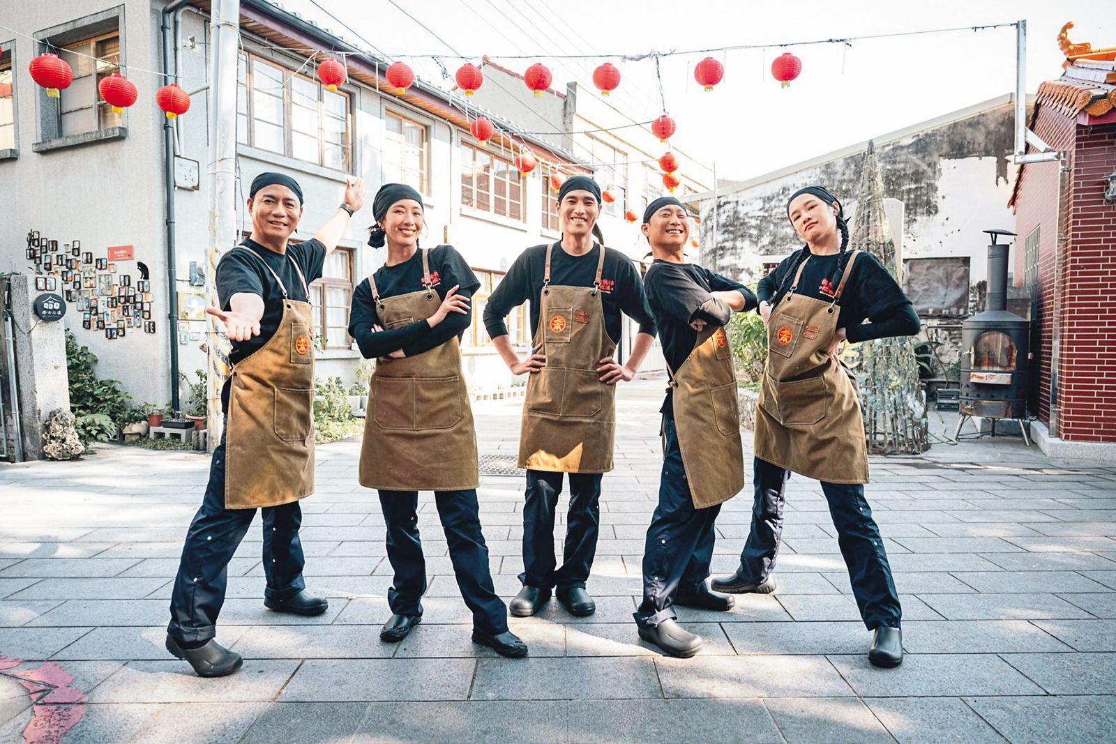 藍正龍（中）和千千（右起）、浩子、隋棠與陳隨意到澳洲拍實境節目《請世界吃桌》。（三立提供）