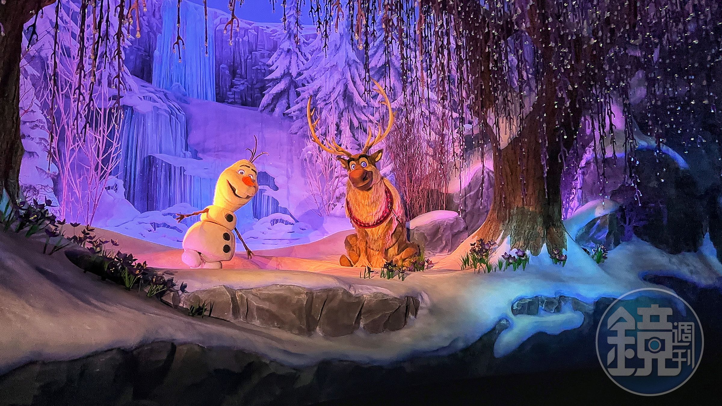 首先映入眼簾的雪寶與馴鹿小斯在歡迎遊客。