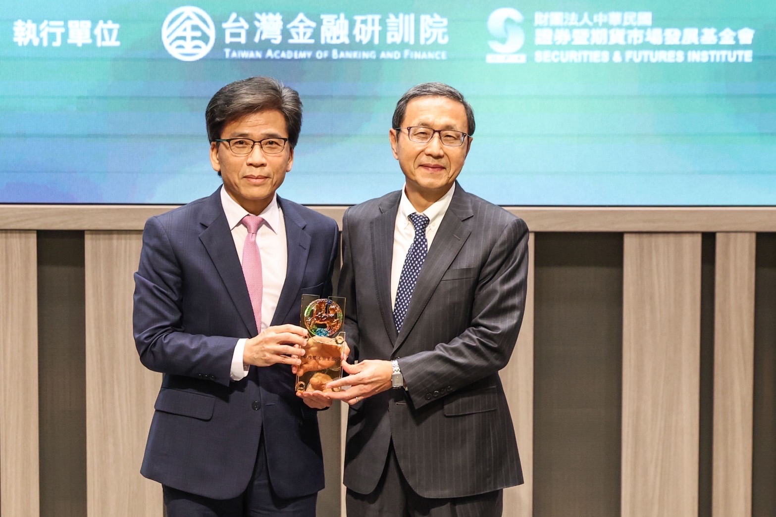 第三屆永續金融評鑑頒獎典禮今（2）日於台灣金融研訓院舉行，中信銀行發揮金融影響力，三度名列永續金融評鑑銀行業前段班，由金管會主委彭金隆（左）出席頒獎，中信銀行董事長陳佳文（右）代表受獎。／中信銀行提供