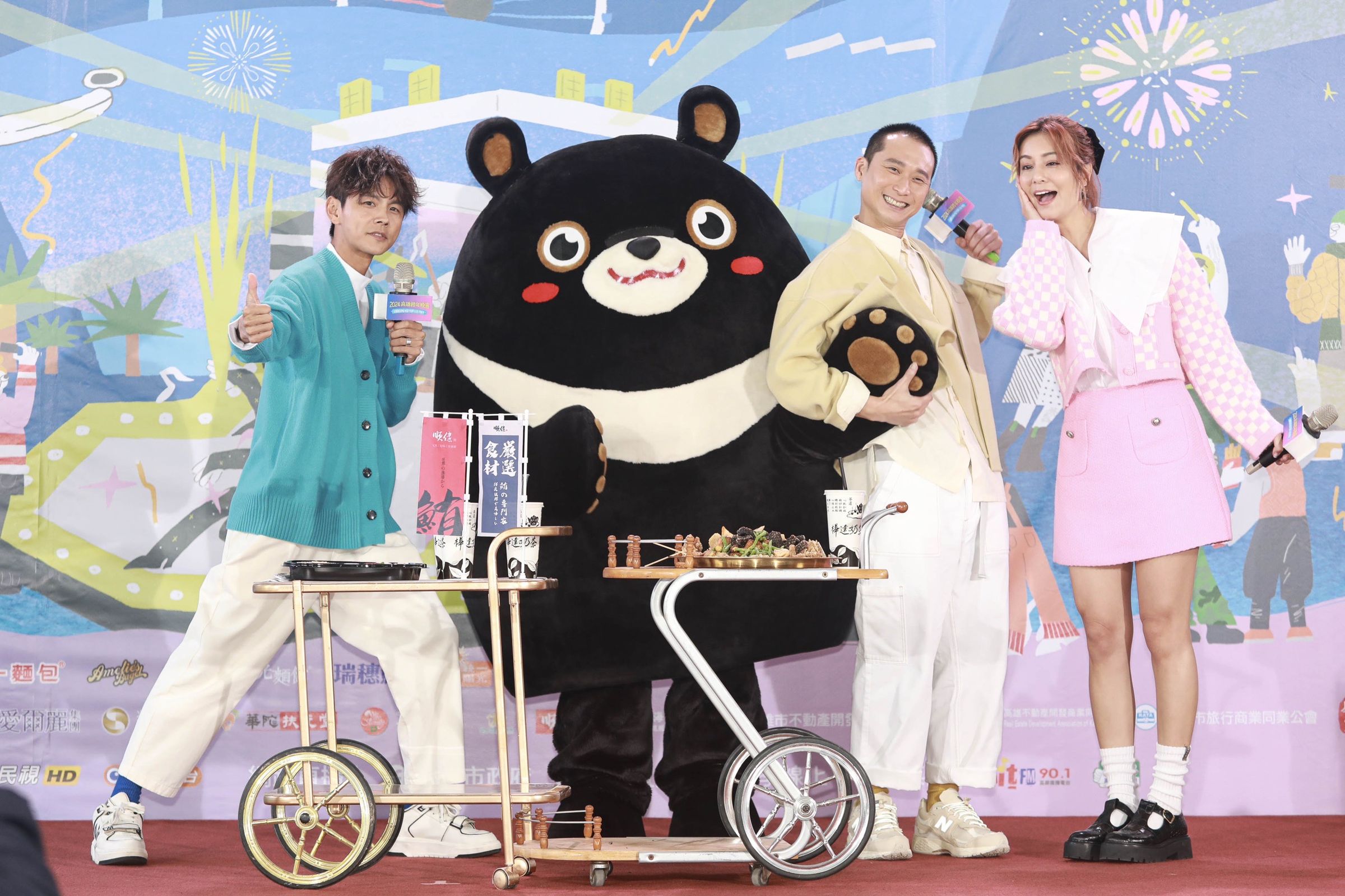 浩角翔起(左一、左二)、莎莎將合體主持高雄跨年晚會。(民視提供)