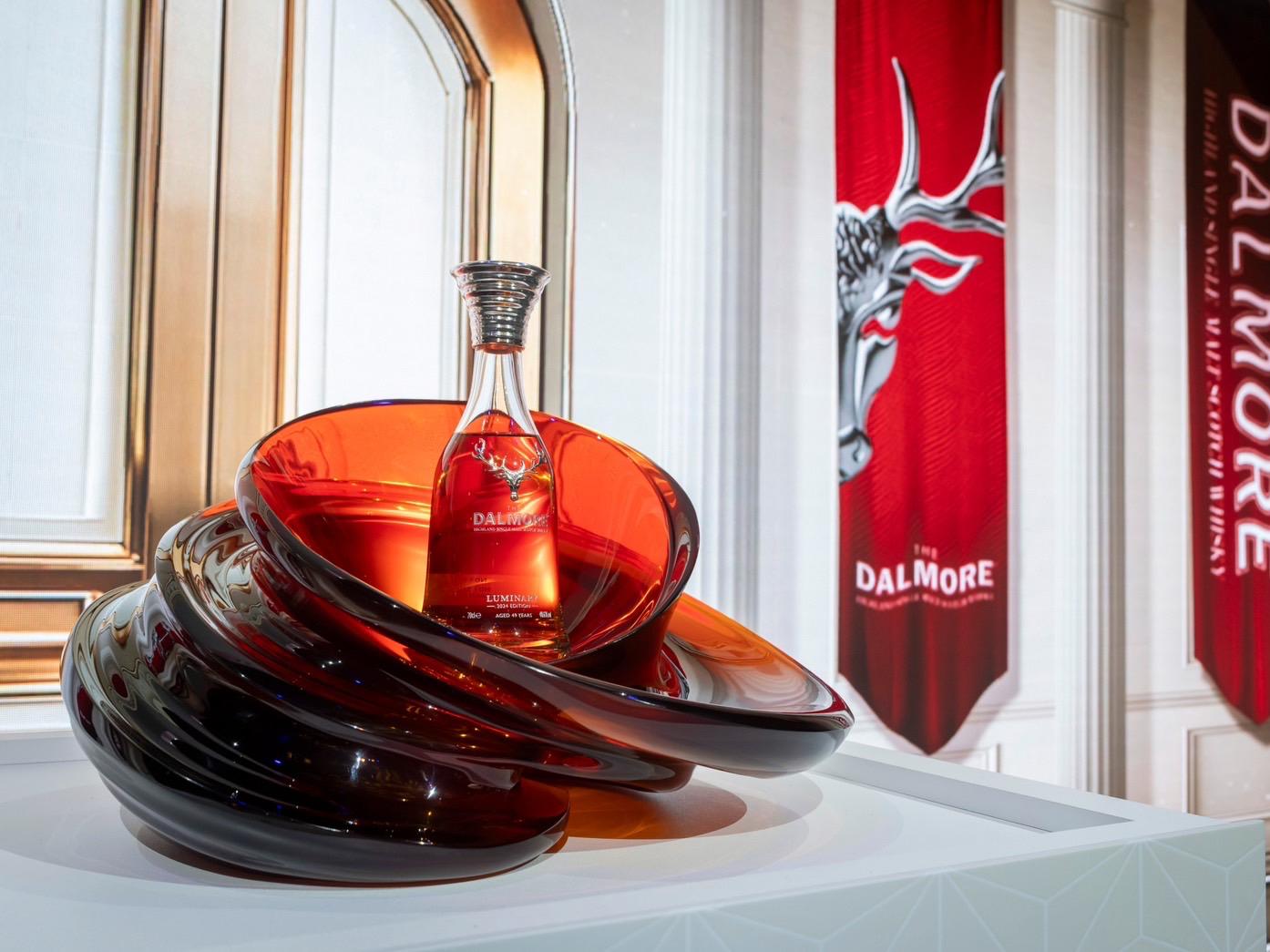 大摩日前在台公開「築光大師系列 Luminary No.2 」，由睽違5年再度來台的大摩首席調酒師Richard Paterson親自發表，其中限量僅3瓶的「珍稀49年」酒款的酒座，由Zaha Hadid建築事務所旗下建築師Melodie Leung操刀設計。