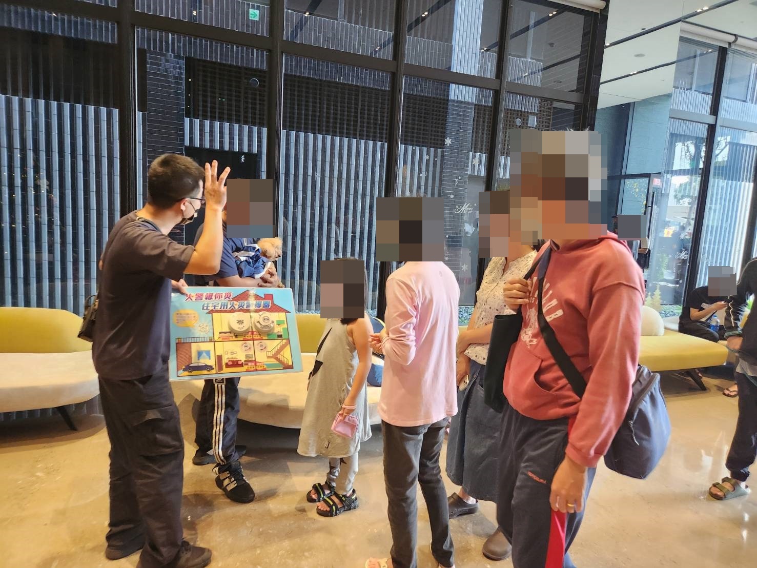 消防人員到場後火勢已撲滅，於現場向周邊住戶進行防火宣導。（翻攝畫面）