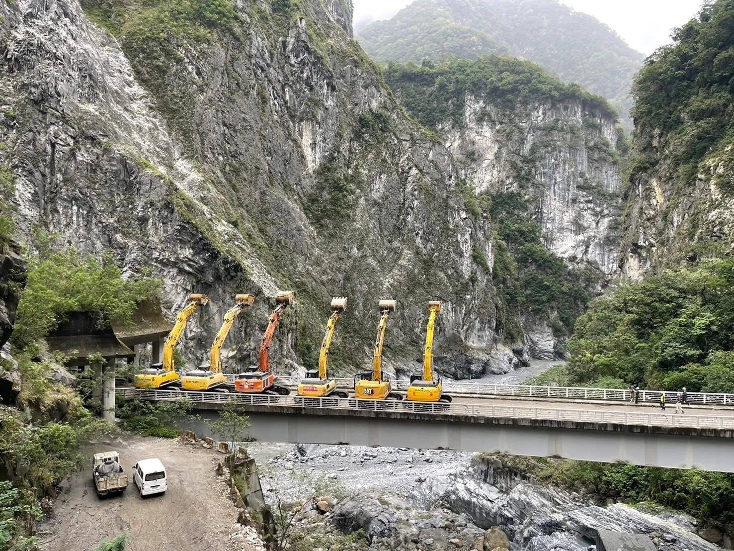 晶富營造現場負責人黃國寶先生與工作團隊及挖土機們跟大自然致敬。（林業及自然保育署提供）