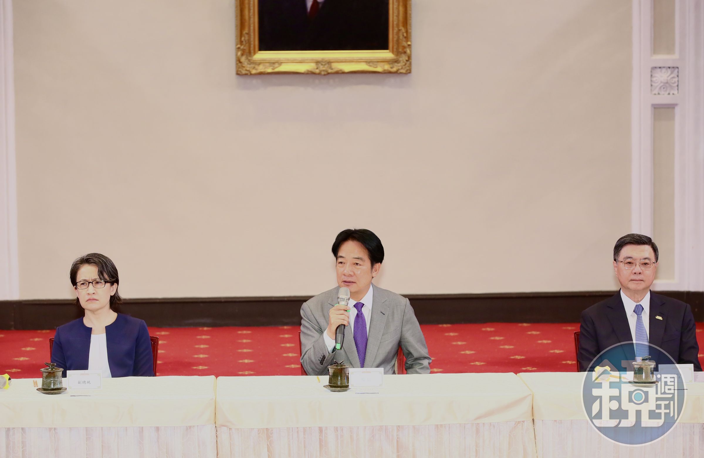 蕭美琴(左起)、賴清德、卓榮泰「捐1個月所得」盼挺過風雨。圖為今早記者會畫面。