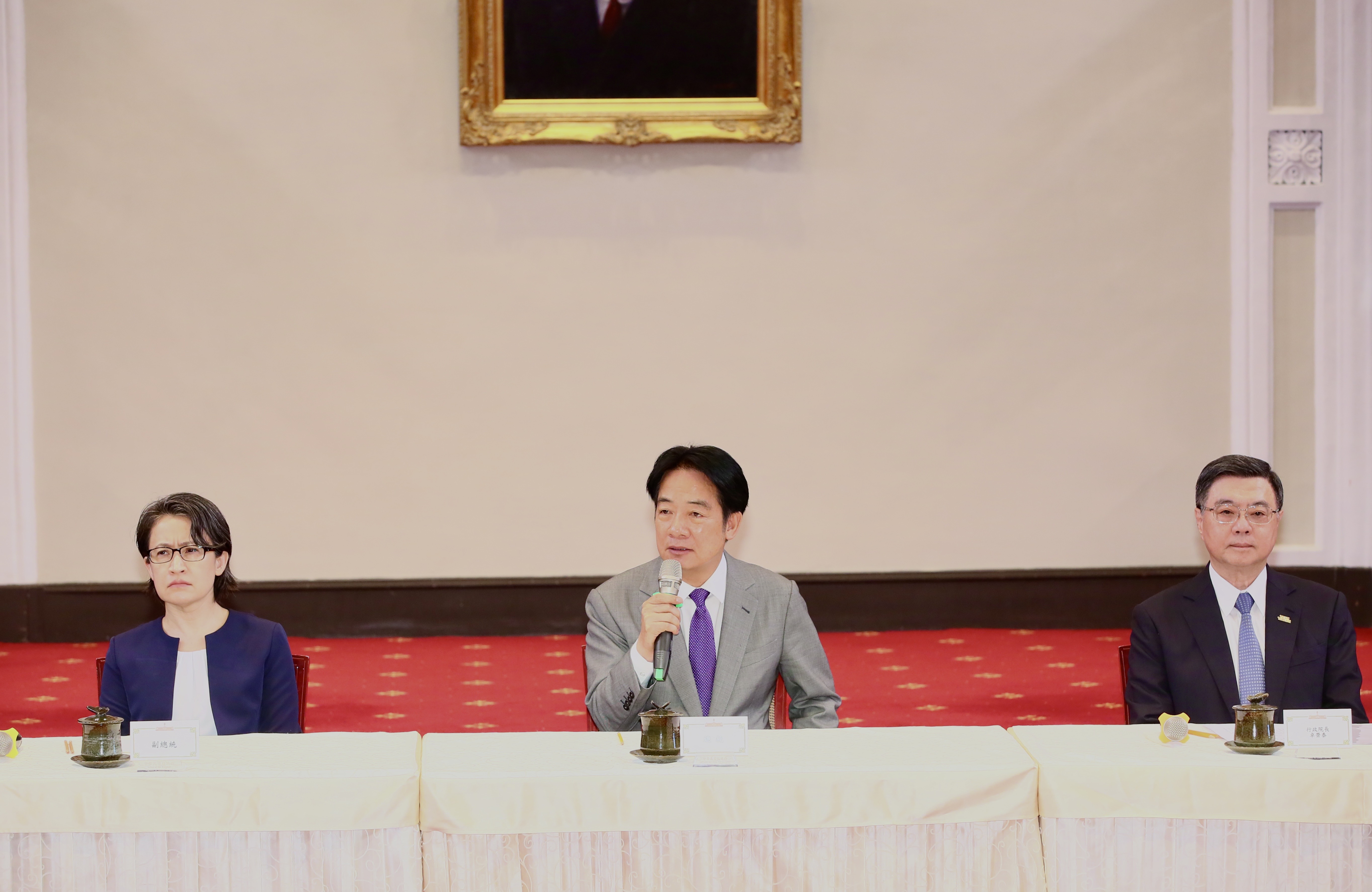 蕭美琴（左起）、賴清德、卓榮泰「捐1個月所得」盼挺過風雨。圖為今早記者會畫面。