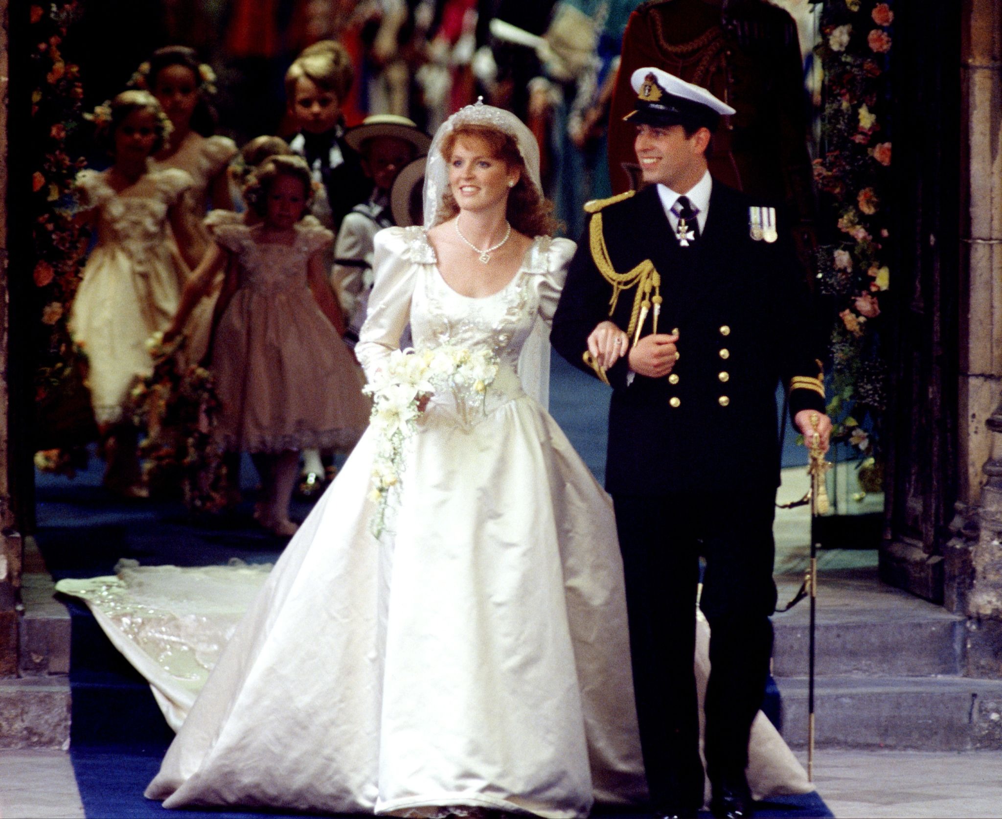 安德魯王子（右）與莎拉弗格森（左）1986年在西敏寺舉行盛大婚禮。（翻攝Royal Insider臉書）