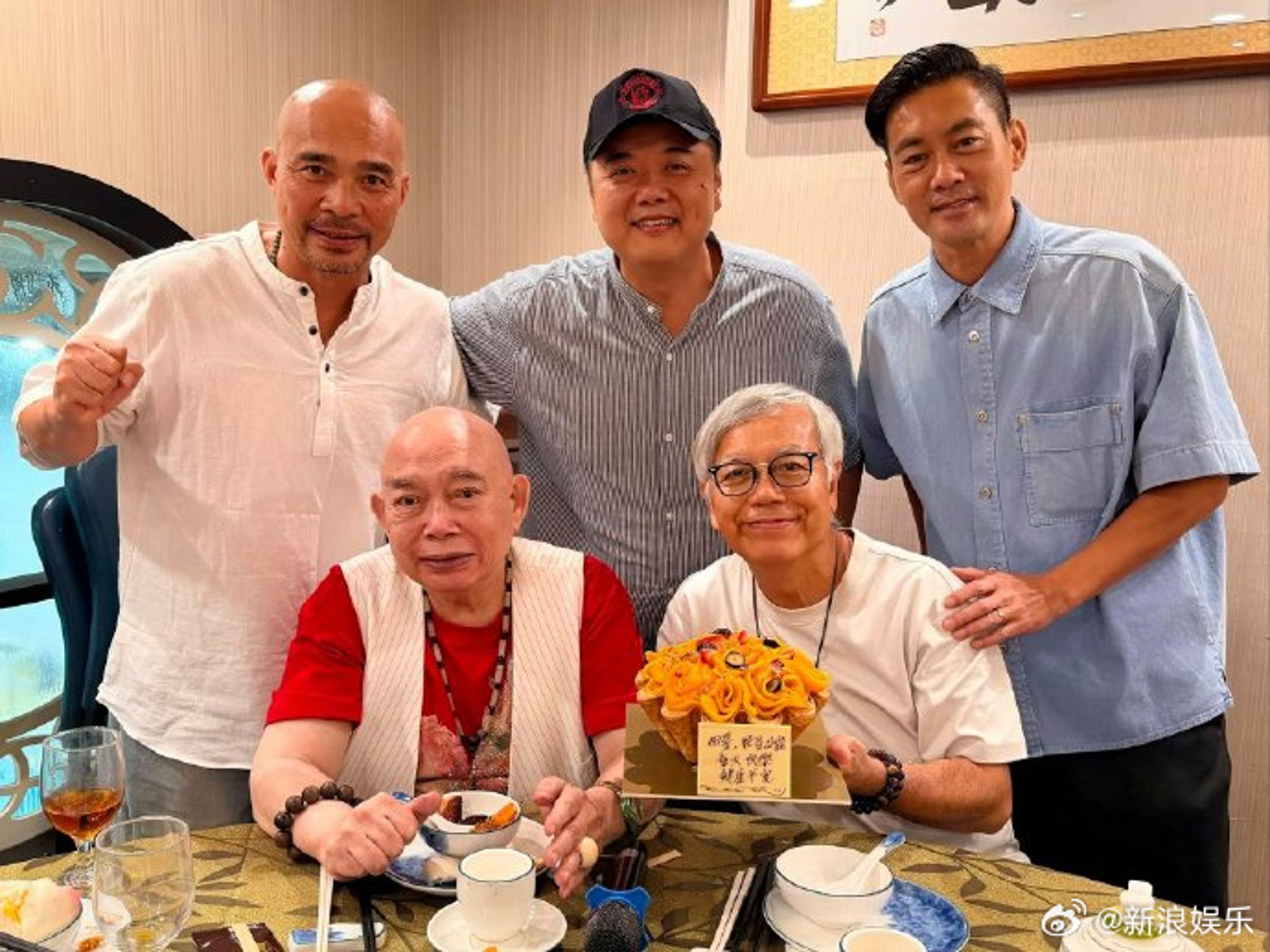 黃一飛（前左1）壽宴，《少林足球》5位師兄弟重聚，可惜缺了忙於宣傳的周星馳與已故的吳孟達。（微博圖片）