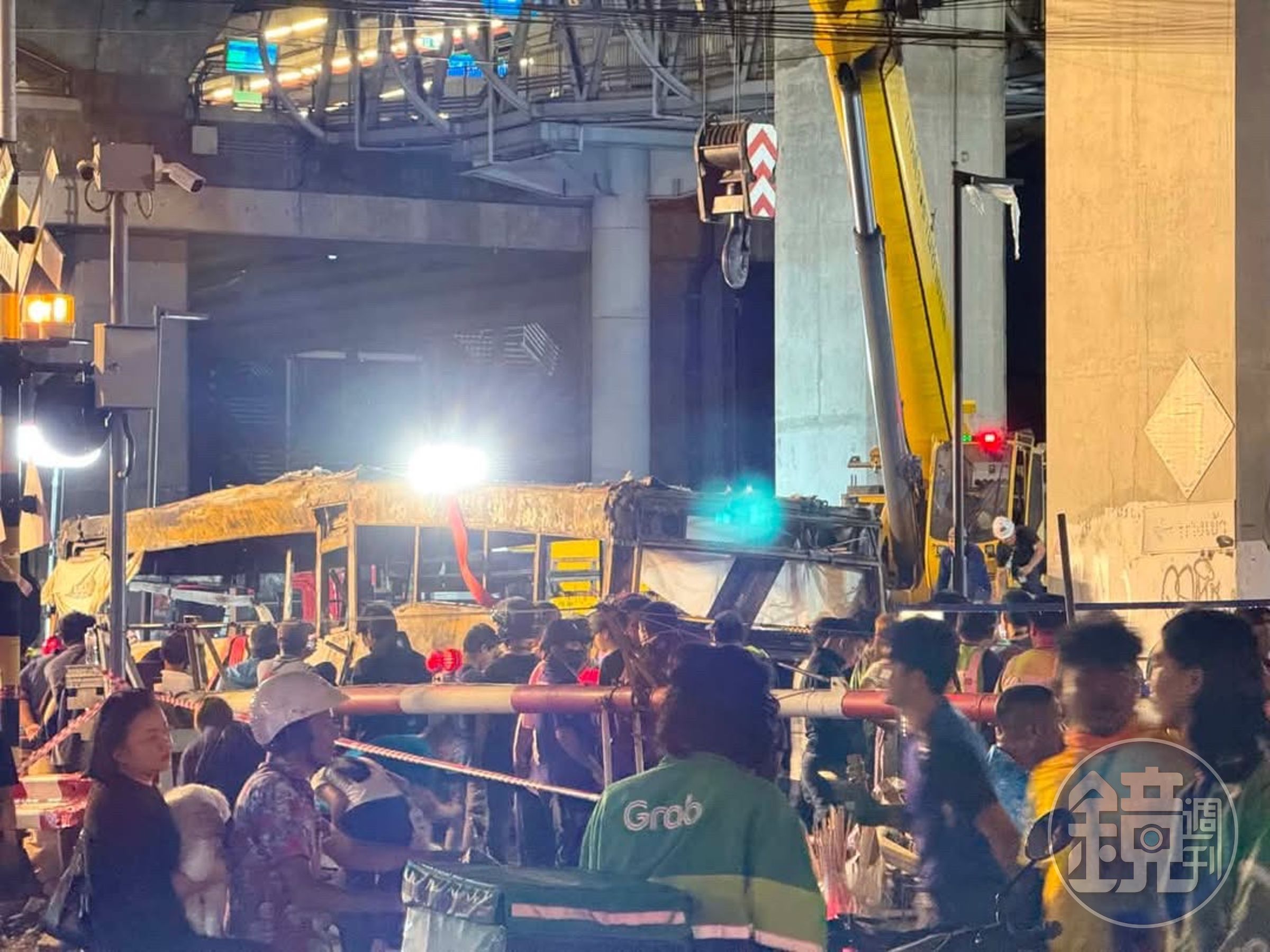泰國曼谷16日下午發生一起貨運列車與公車相撞事故，造成8人死亡、32人受傷。（讀者提供）