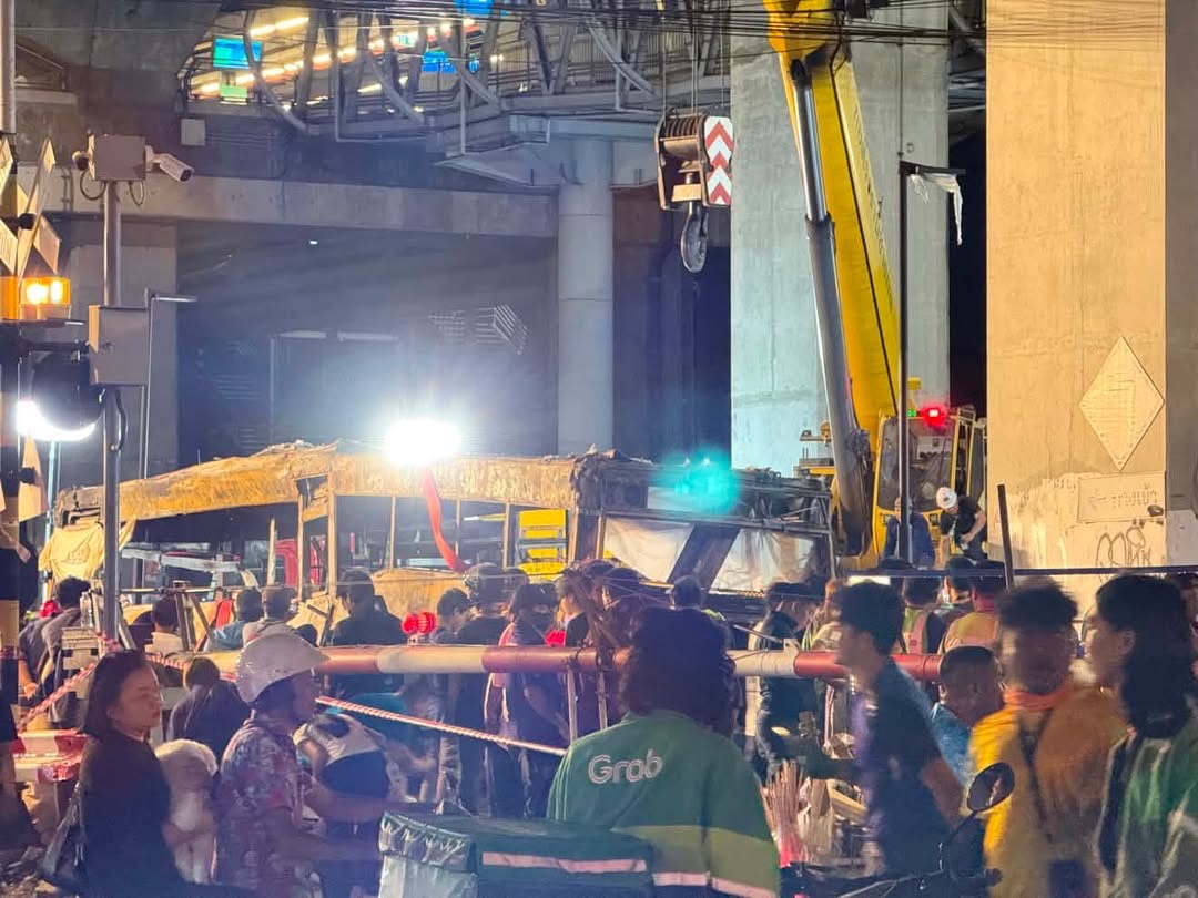 泰國首都今日下午發生一起貨運列車與公車相撞事故，造成至少8人死亡、35人受傷。（讀者提供）