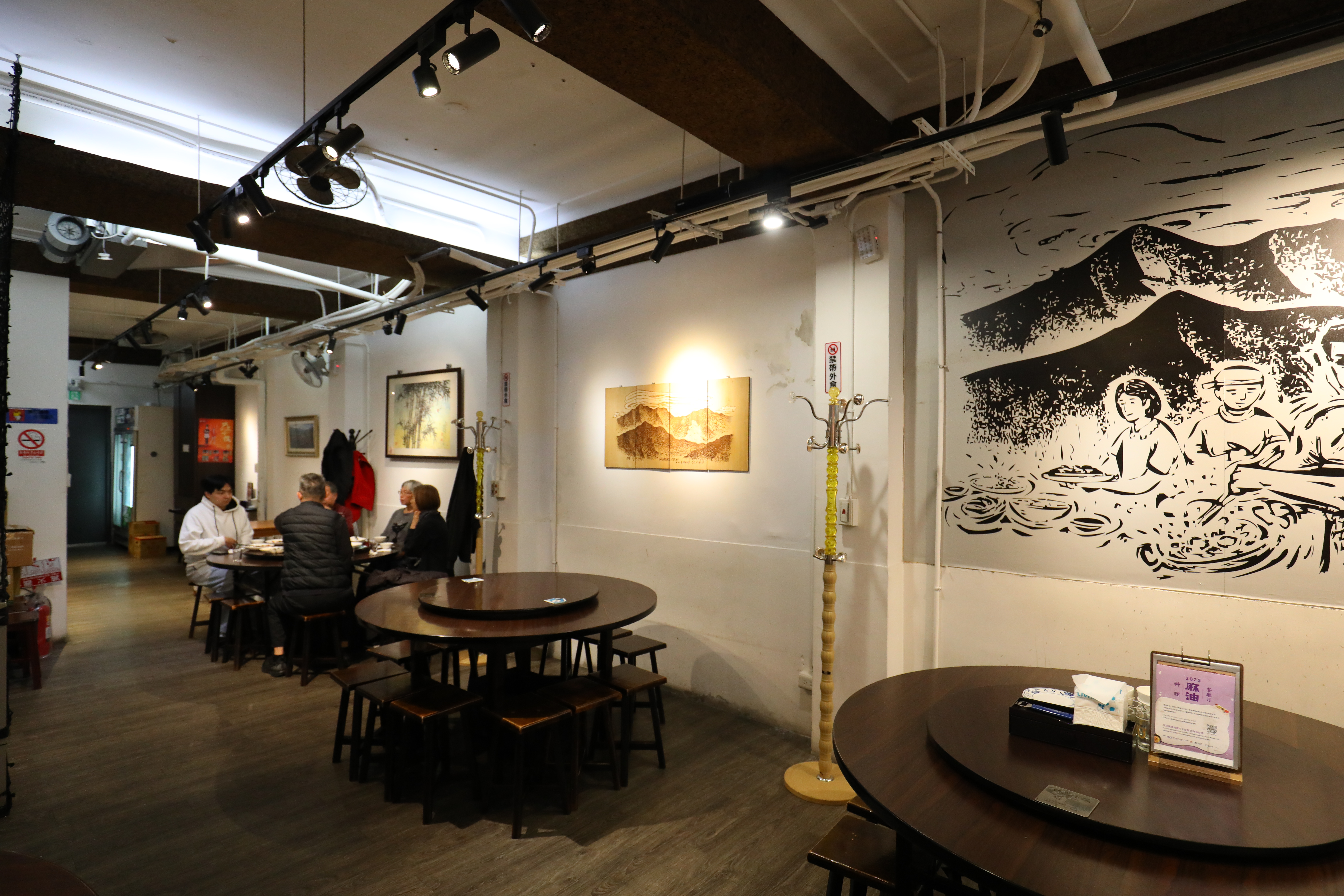 胡家來自屏東大武山下，父輩來台北闖蕩經營熱炒店「胖子小吃」，兒子胡內達則自立門戶開設「大烹小饌」。