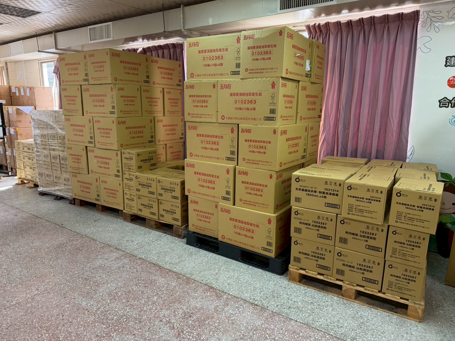 永豐餘集團捐贈家用清潔品等物資助災民清掃居家環境，此外，元太科技創辦人暨工總副理事長何壽川與元太科技則共同宣布，捐助400萬元予工總，由工總統籌整合，送暖到花蓮用於後續災區救助。（永豐餘提供）