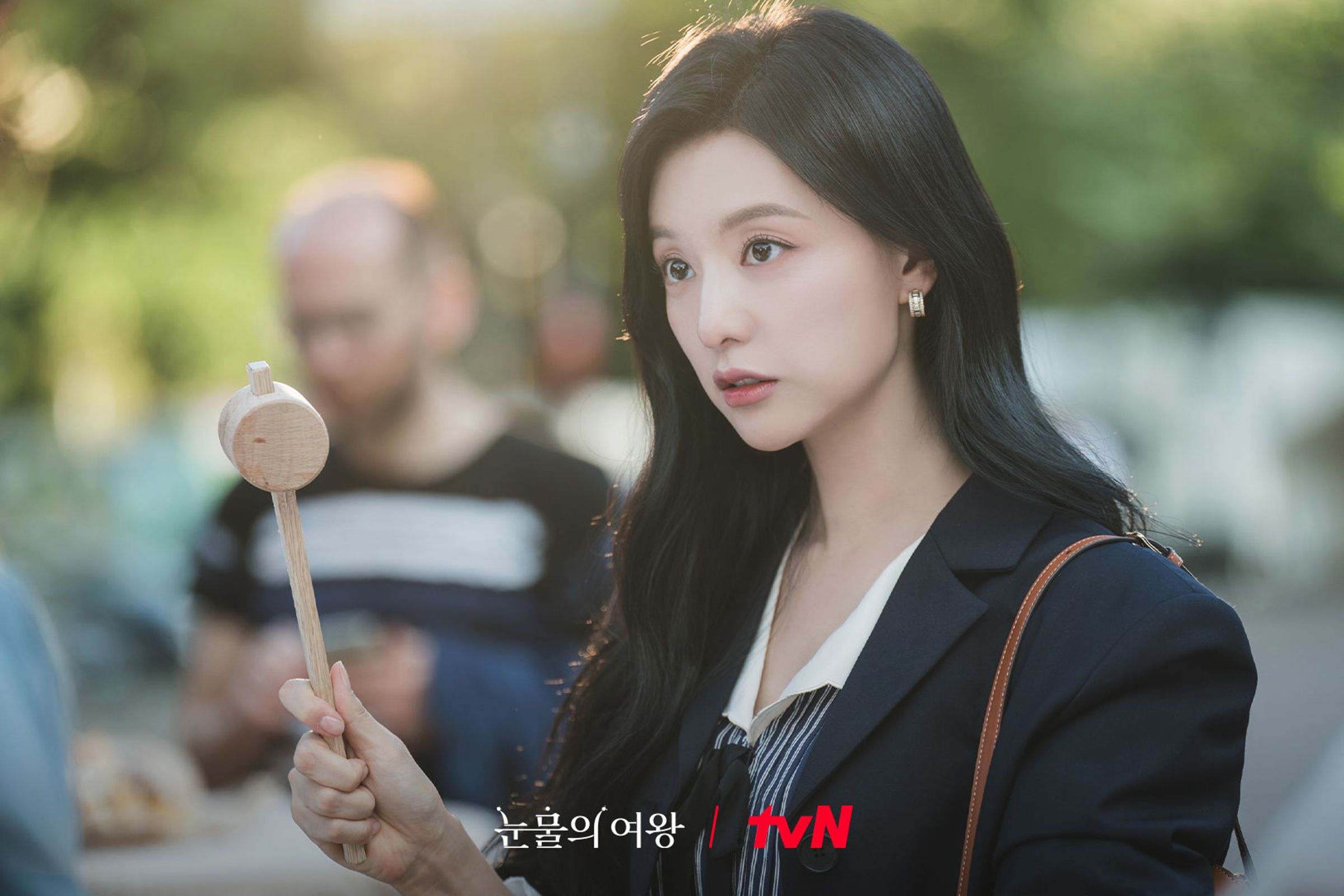 韓劇《淚之女王》飾演女主角的金智媛就曾於劇中配戴「DAMIANI」的耳環。（翻攝tvN drama）