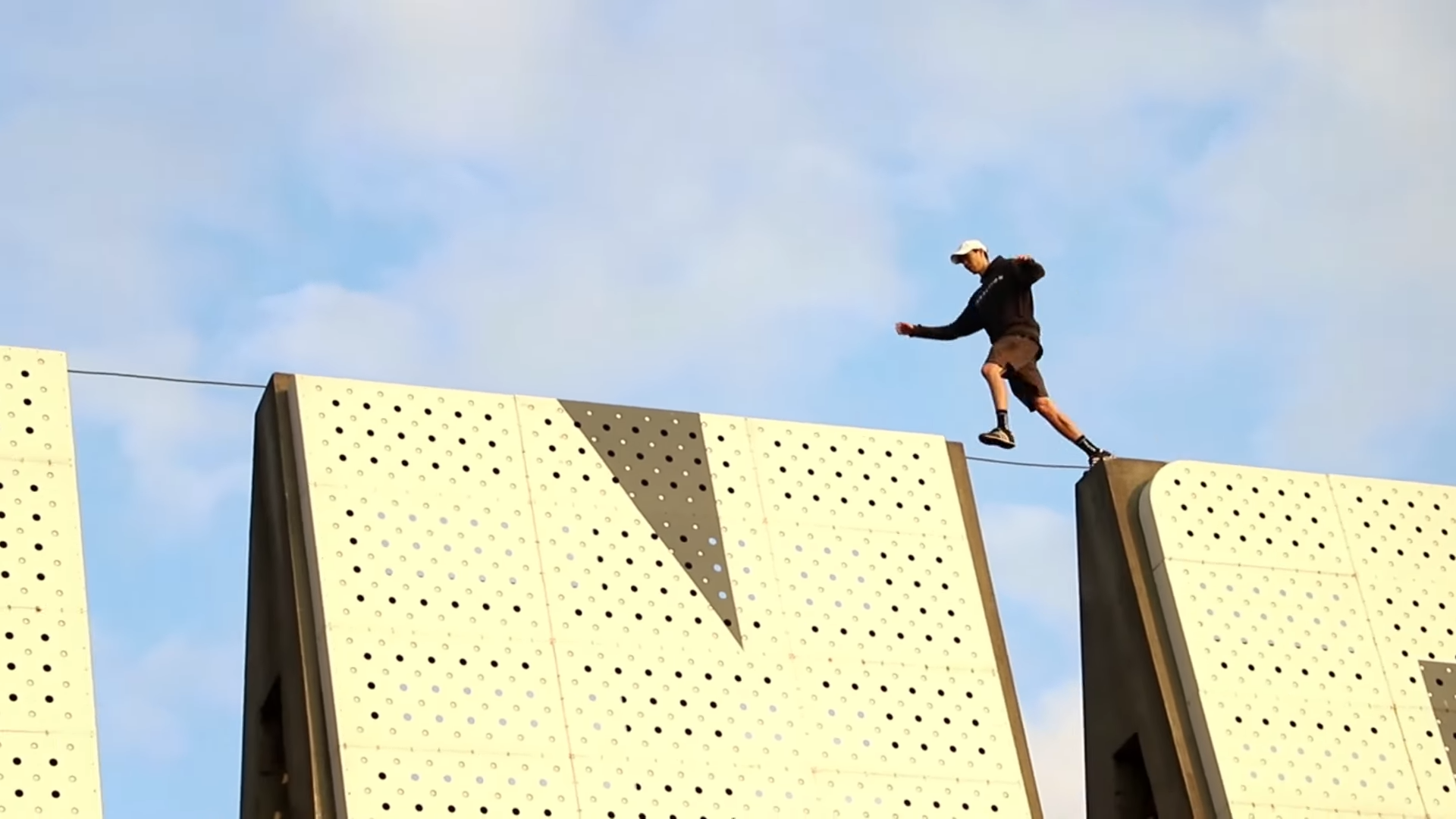 基隆虎仔山地標遭年輕男子徒手攀爬跑酷，畫面驚險如電影。（翻攝自youtube ＠Fun Action）