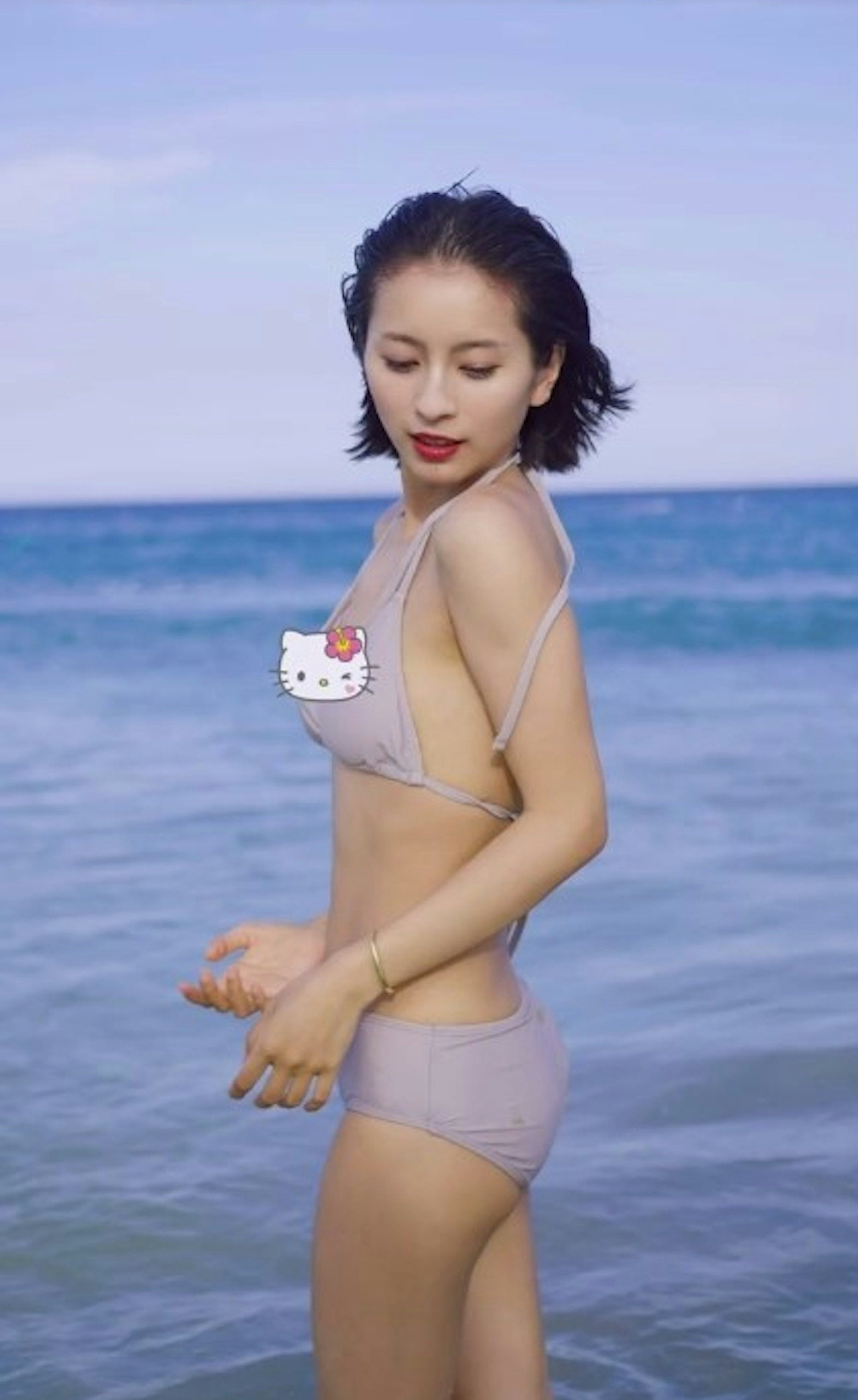 龍夢柔分享的比基尼戲水影片，因為後製貼圖反而討論更熱烈。（翻攝自龍夢柔小紅書）　