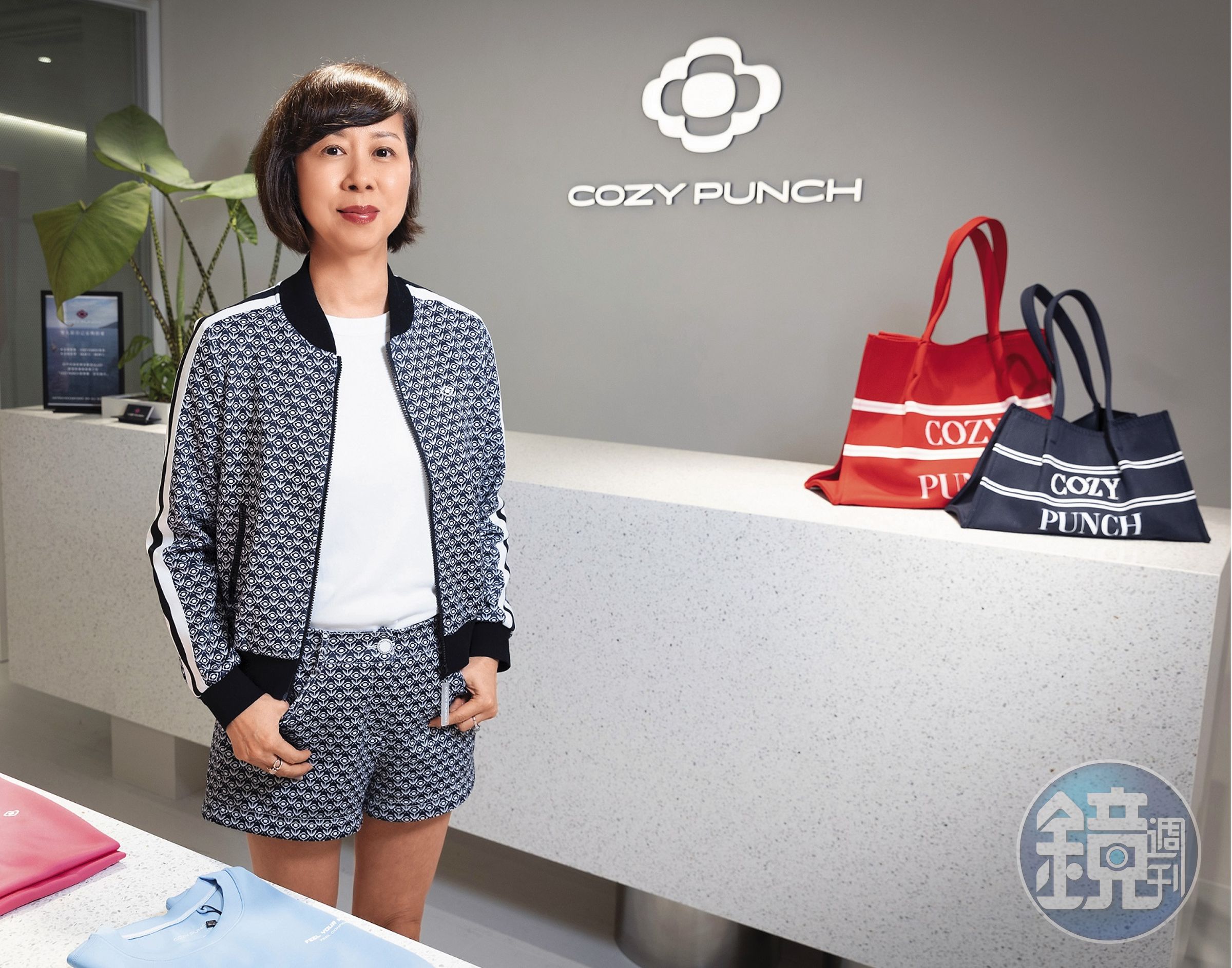 專訪COZY PUNCH總經理唐恆芬,身穿高機能花布高爾夫球裝,訴求上班休閒風。(攝影組)