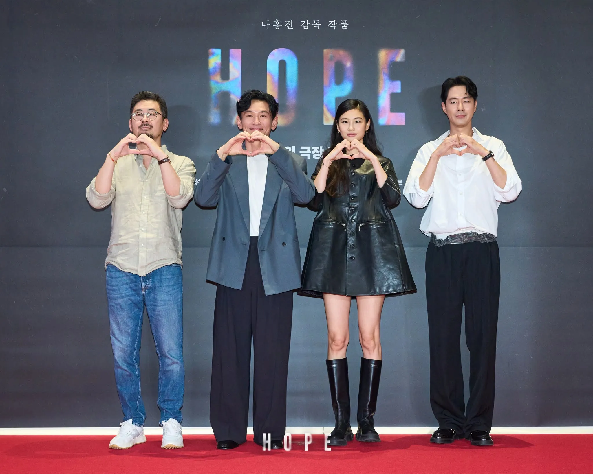 《希望：末日血戰》首爾VIP首映會星光熠熠，導演羅泓軫（中）率黃晸珉、鄭好娟、趙寅成等主演亮相，掀起韓影圈高度關注。（采昌提供）