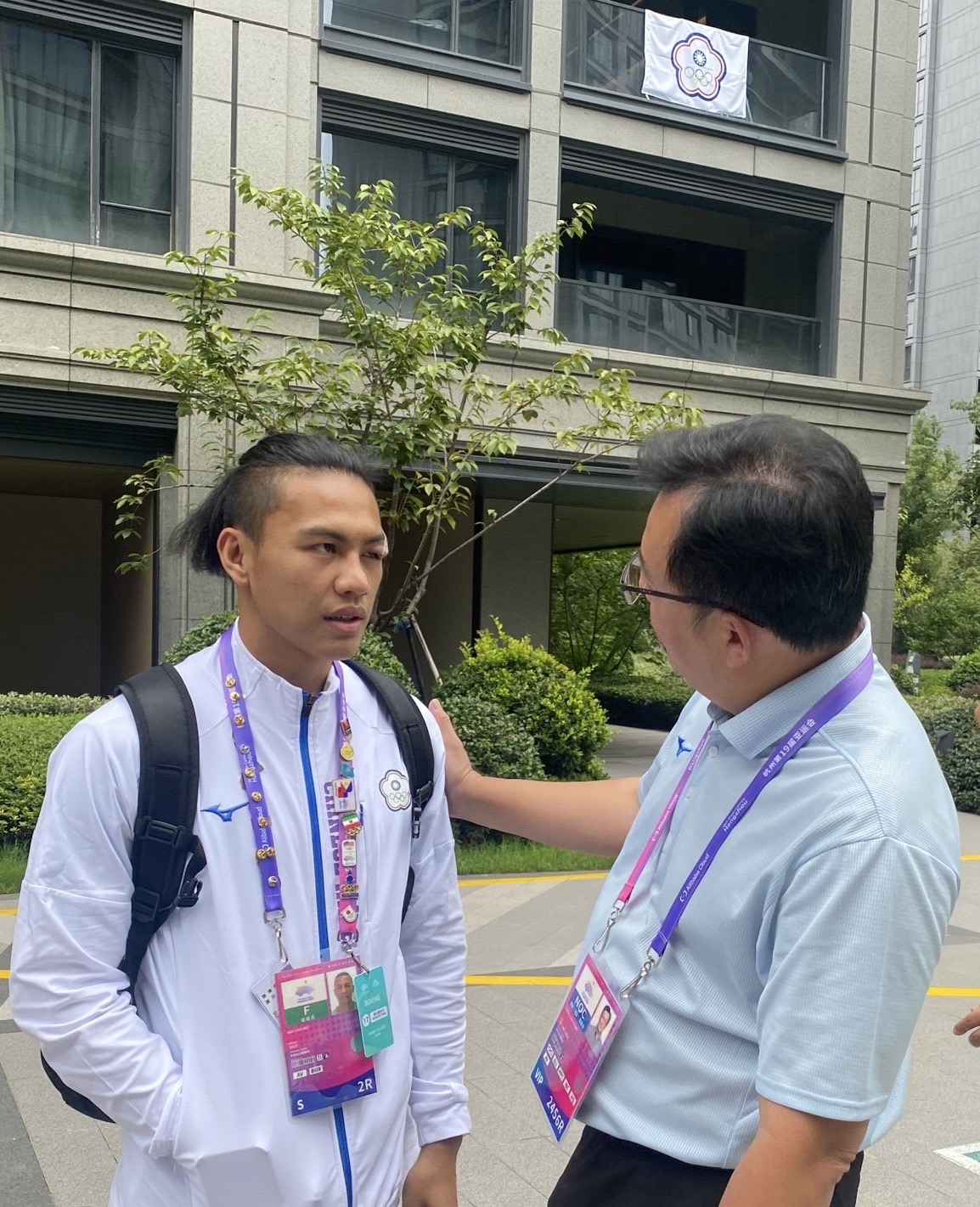 體育署署長鄭世忠(右)關心甘家葳選手(左)傷勢。(中華奧會提供)