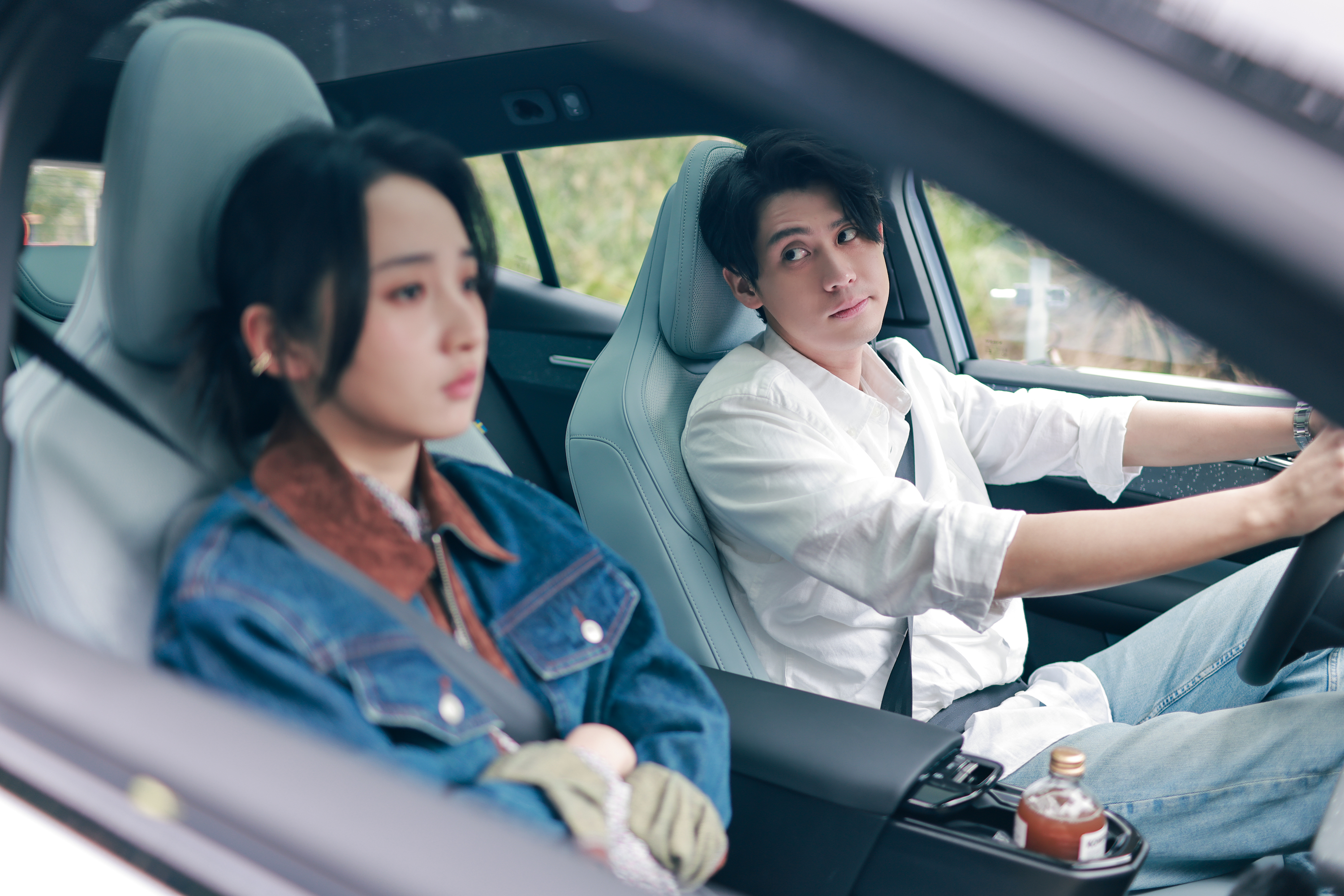 婚內失戀系列電視電影《慶祝》李玉璽（右）在劇中不斷想安撫未婚妻李沐焦慮的情緒。（寬想國際娛樂提供）